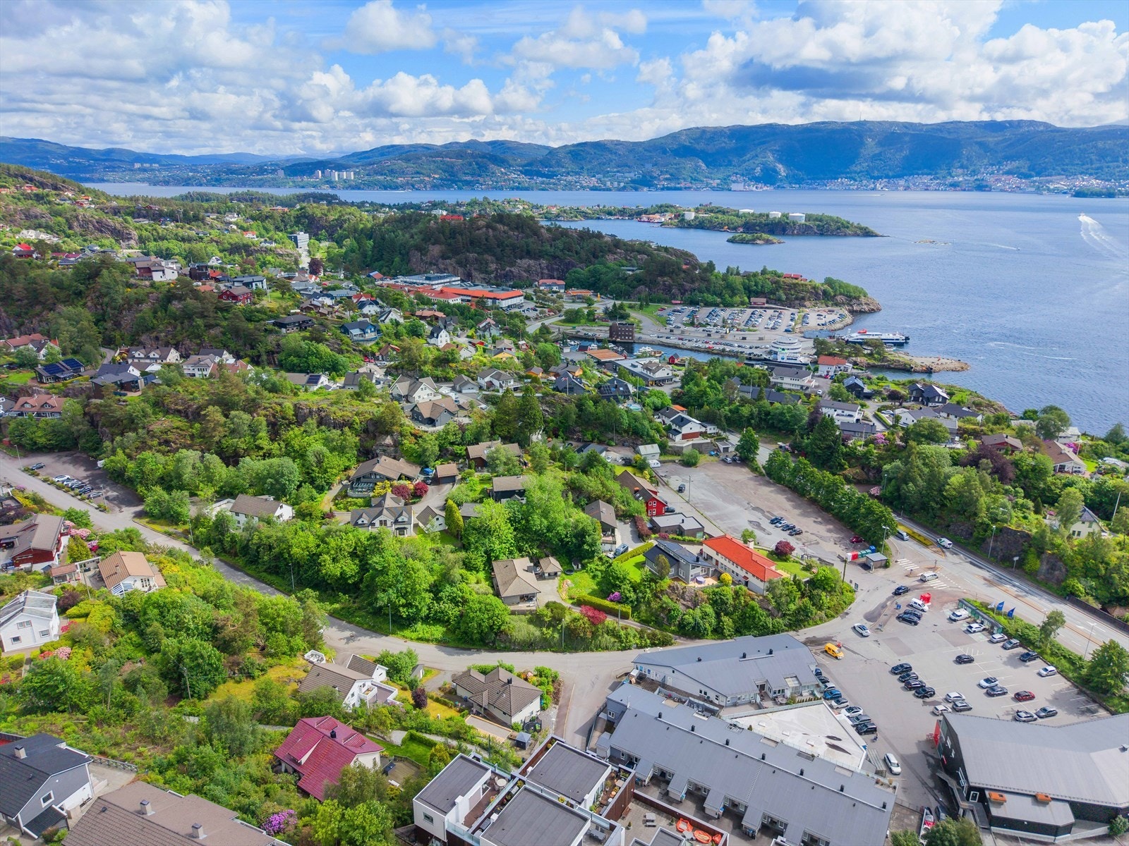For et bredere utvalg av butikker og servicetilbud er det gangavstand til Kleppestø Senter. Både Kleppestø barne- og ungdomsskole ligger innenfor en trygg skolevei, og flere barnehager er i området. Galleribilde
