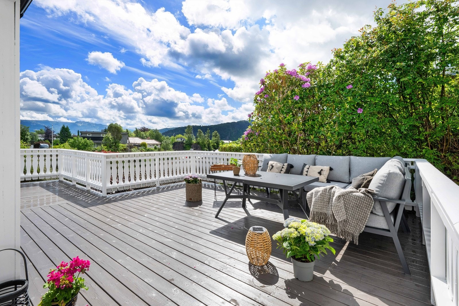 Skyvedøren i glass gir direkte utgang til en stor terrasse på ca. 68 m². Galleribilde