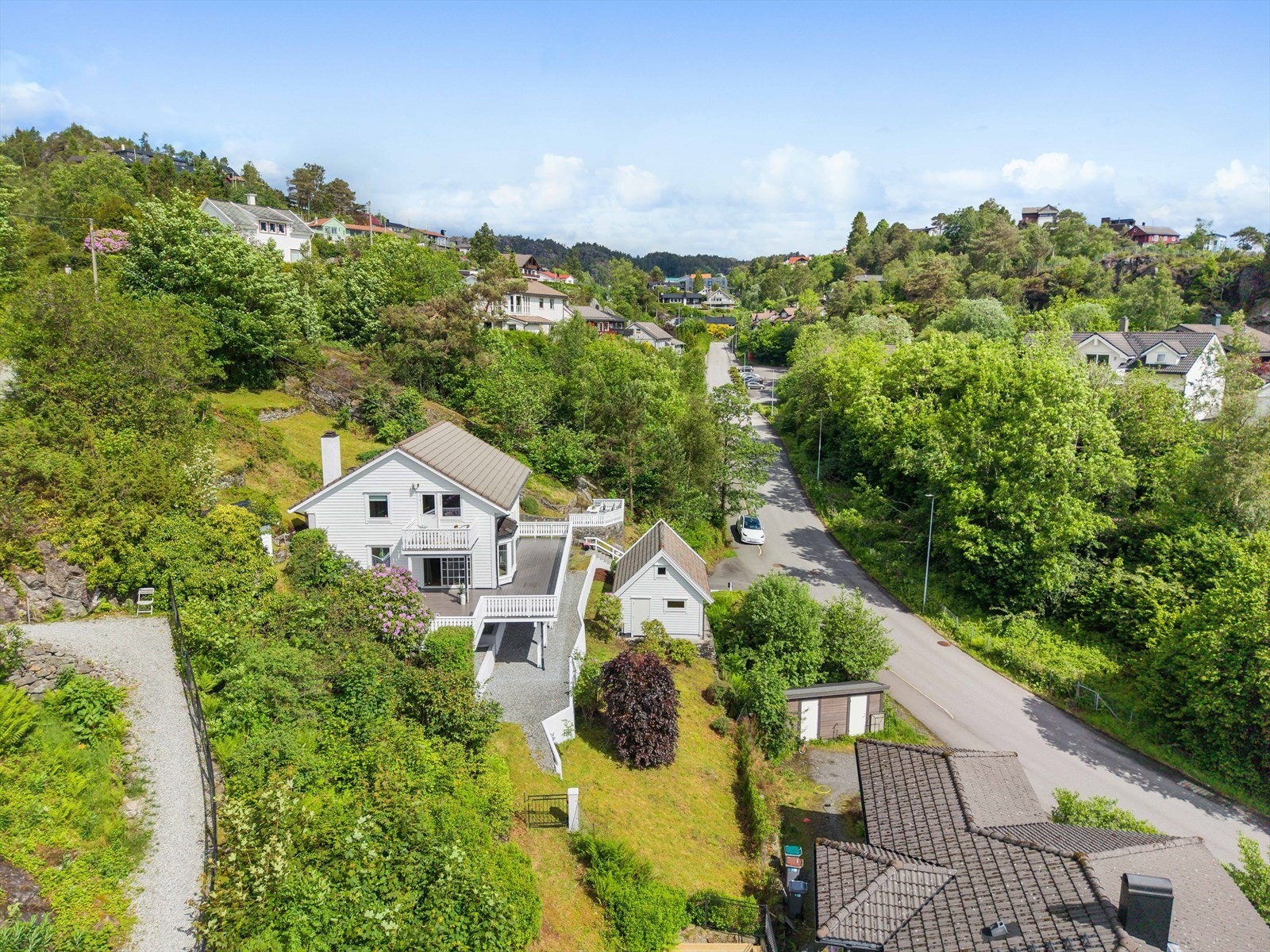 Eiendommen ligger sentralt og tilbaketrukket i Holmedalen på Kleppestø, et veletablert og familievennlig nabolag. Galleribilde
