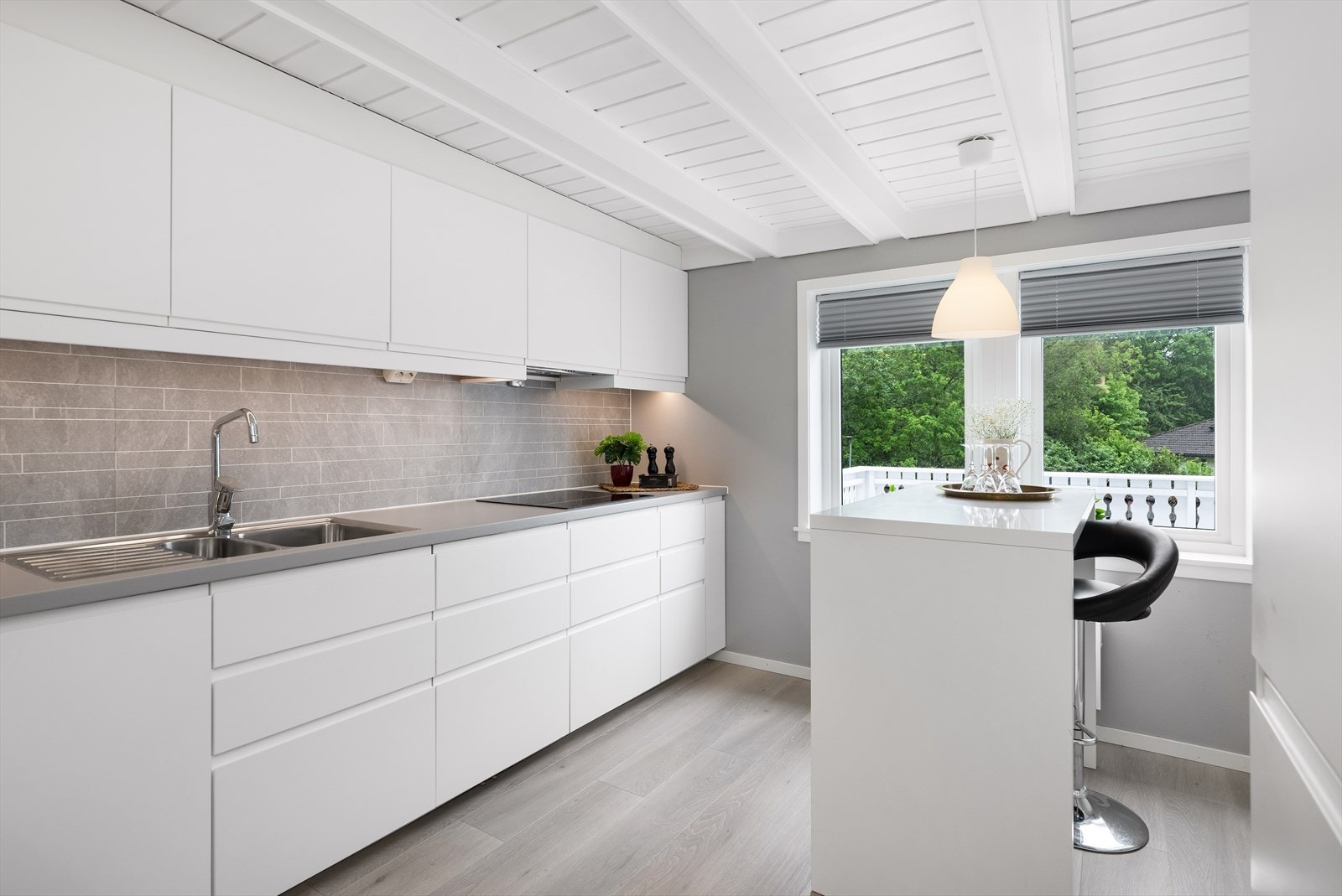 Kjøkkenventilator med avtrekk ut gjennom yttervegg. Komfyrvakt er montert. Galleribilde