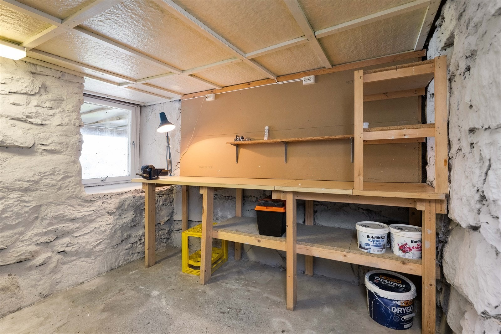 Kjellerrom med plass til verkstedbenk og rikelig med lagring. Galleribilde