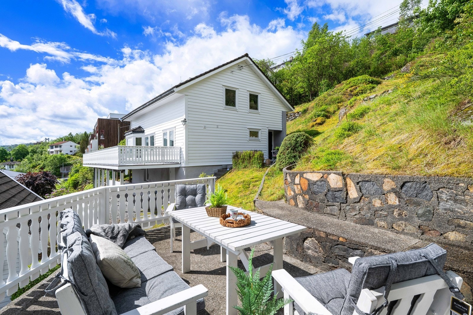 Flotte uteplasser flere steder på eiendommen. Galleribilde