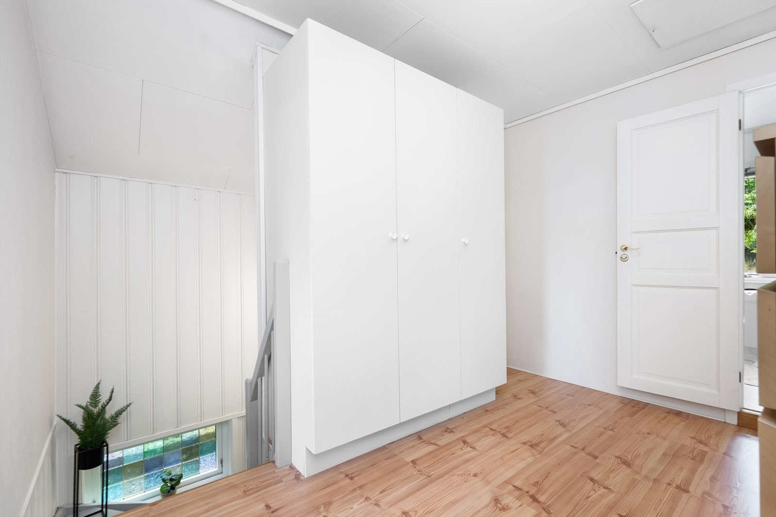 Med trapp fra hallen/gangen i første etasjen kommer en opp i den romslig gangen i andre etasje. Galleribilde