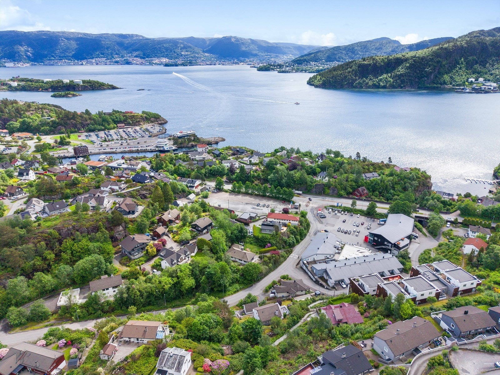 For pendlere er også hurtigbåten fra Kleppestø kai et effektivt alternativ inn til Bergen sentrum. Galleribilde