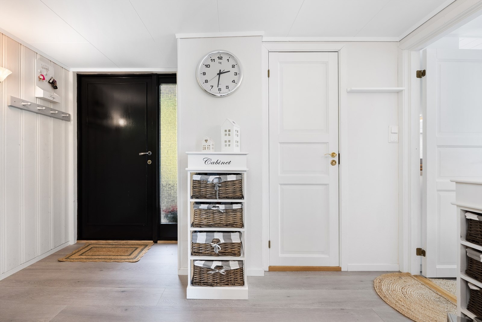 Fra det overbygde og skjermede inngangspartiet kommer en inn i boligens romslige gang. Galleribilde