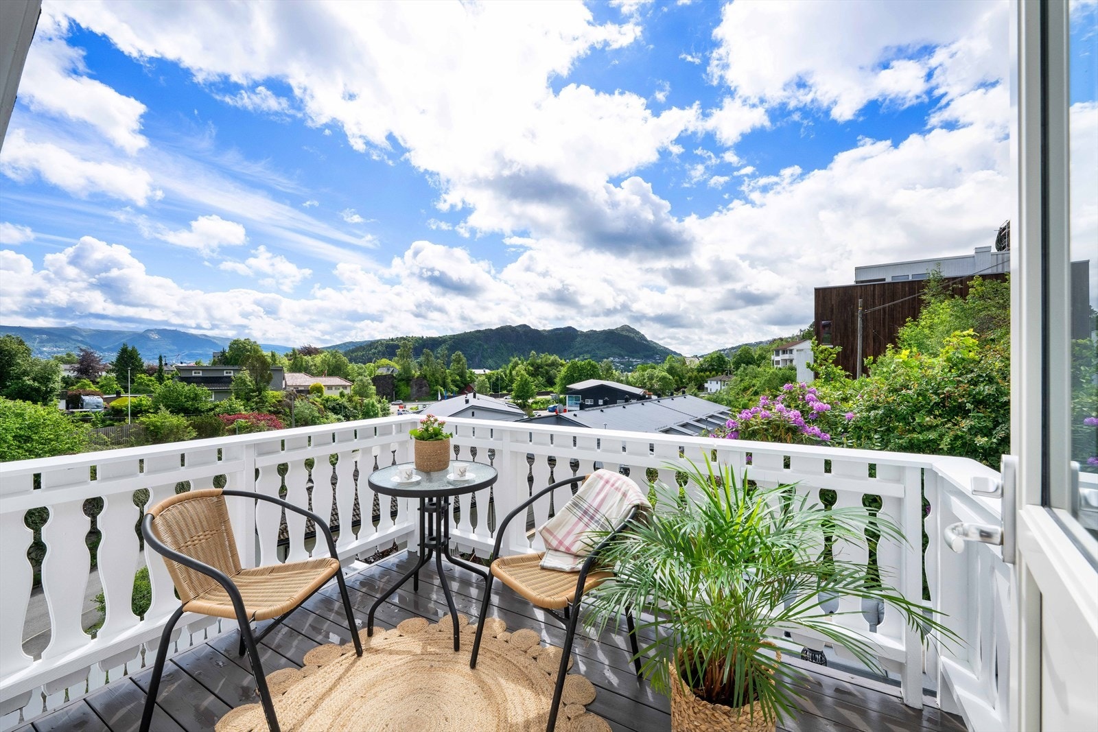 Flott utsikt over nærområdet, mot Lyderhorn, Byfjellene og deler av innseilingen. Galleribilde