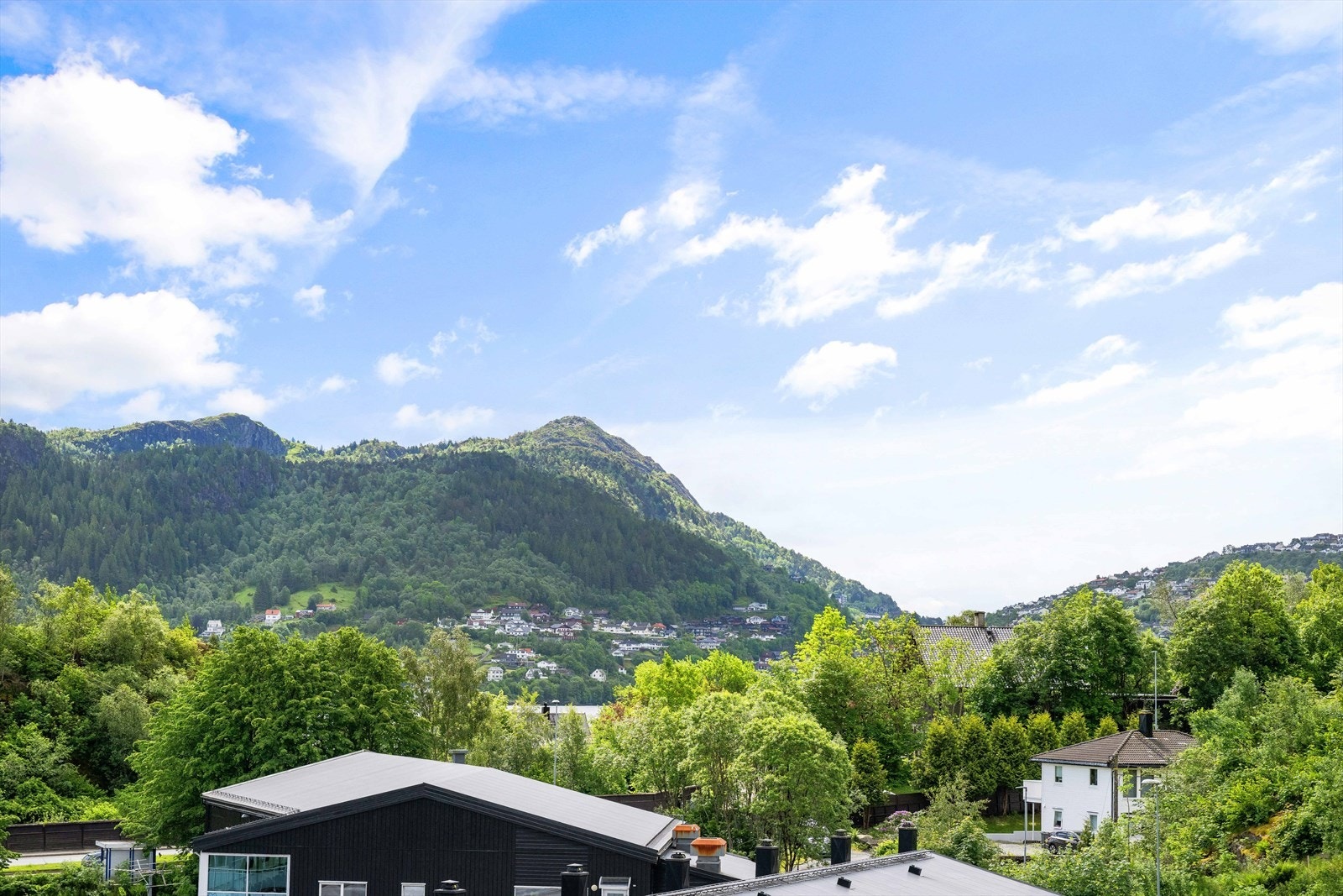 Utsikt mot Lyderhorn og deler av innseilingen til Bergen by. Galleribilde