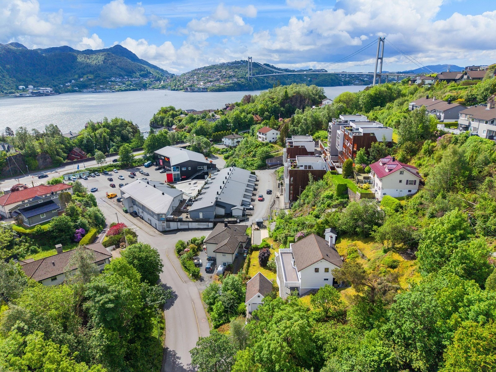 Kollektivtilbudet er svært godt med busstoppet i Holmedalen kun noen minutters gange unna, hvorfra det går hyppige avganger. Galleribilde