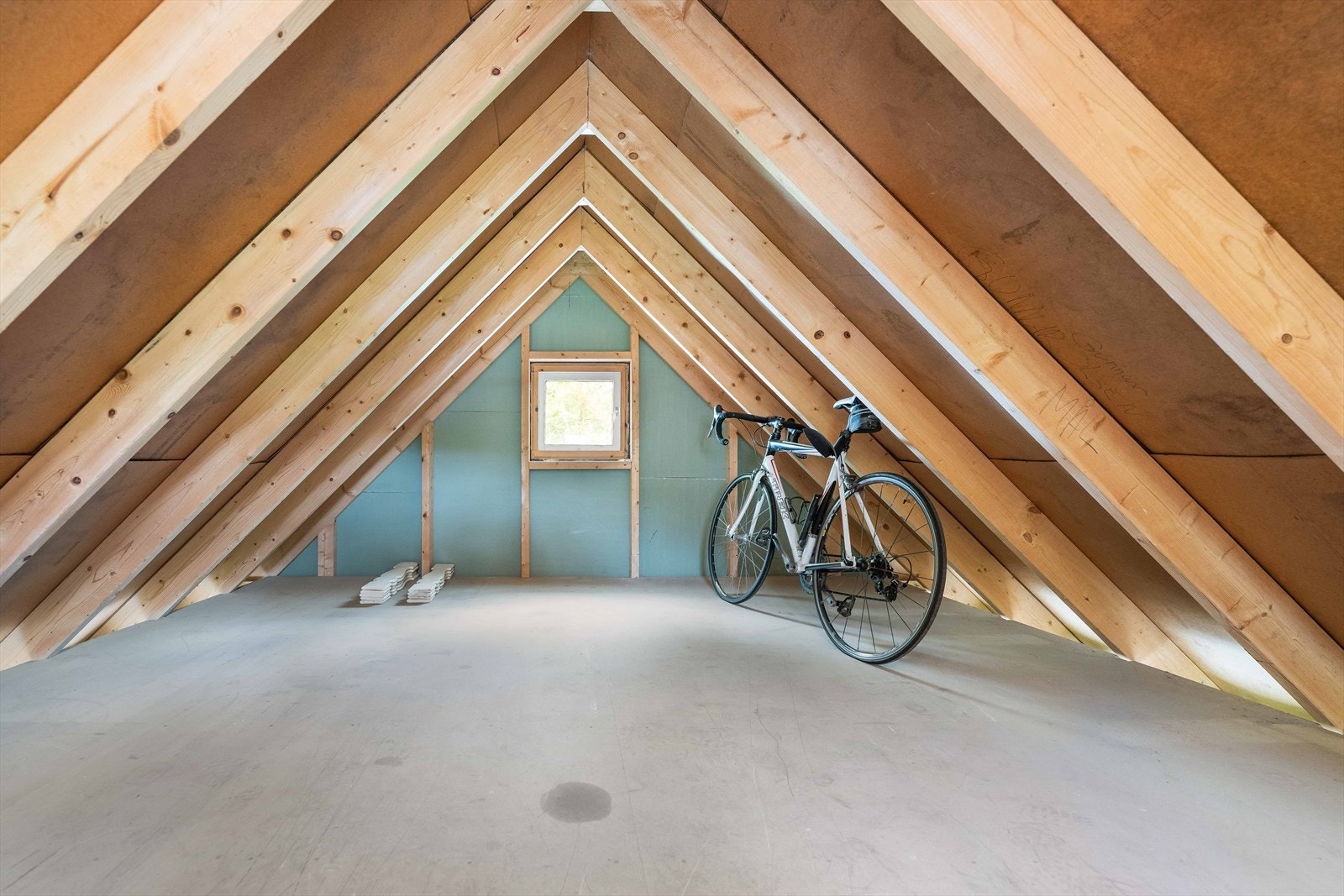 Loftsrommet på garasjen. Galleribilde