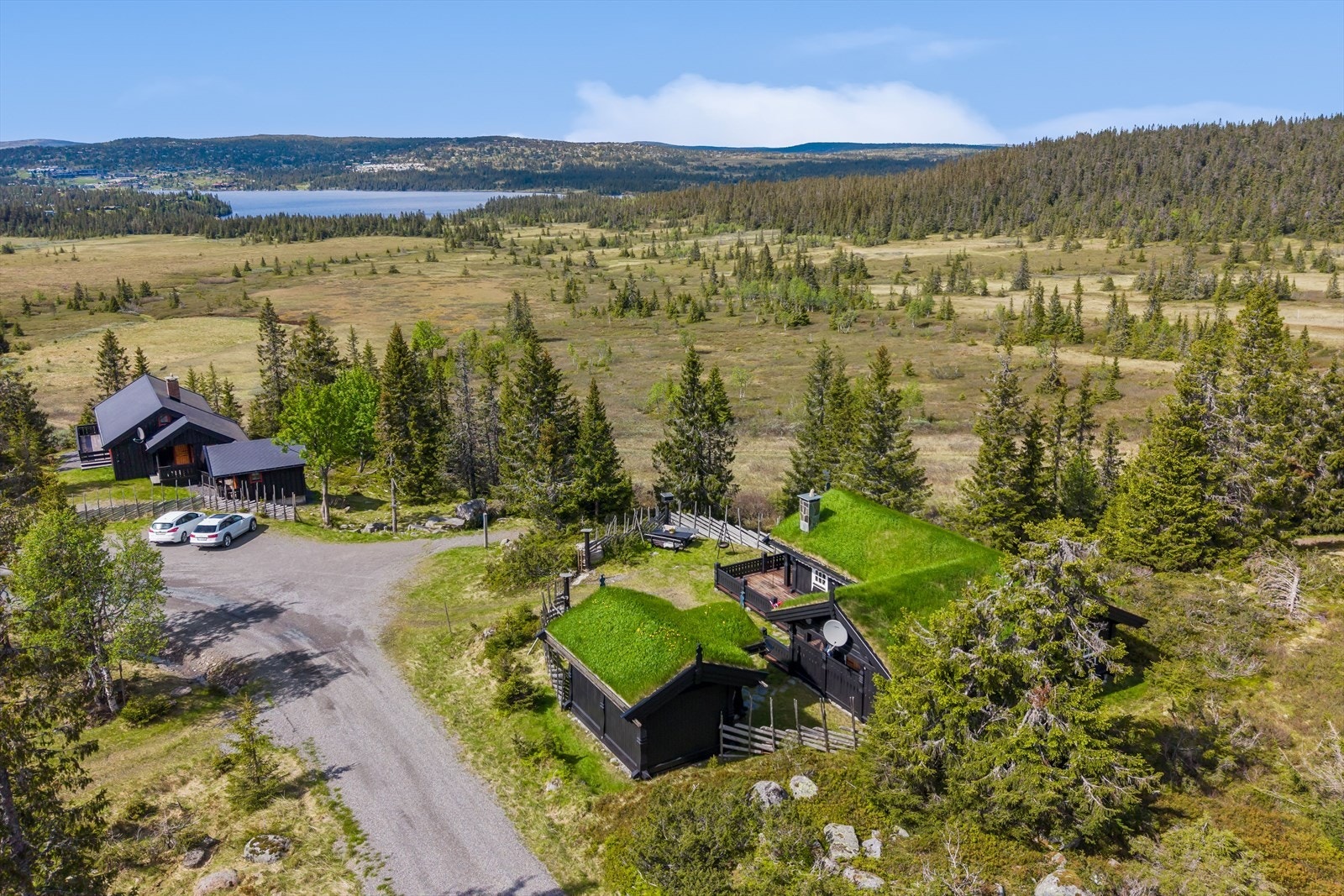 Fritidseiendommen byr på utsikt mot Sjusjøvannet, umiddelbar nærhet til skiløype og tursti. Galleribilde