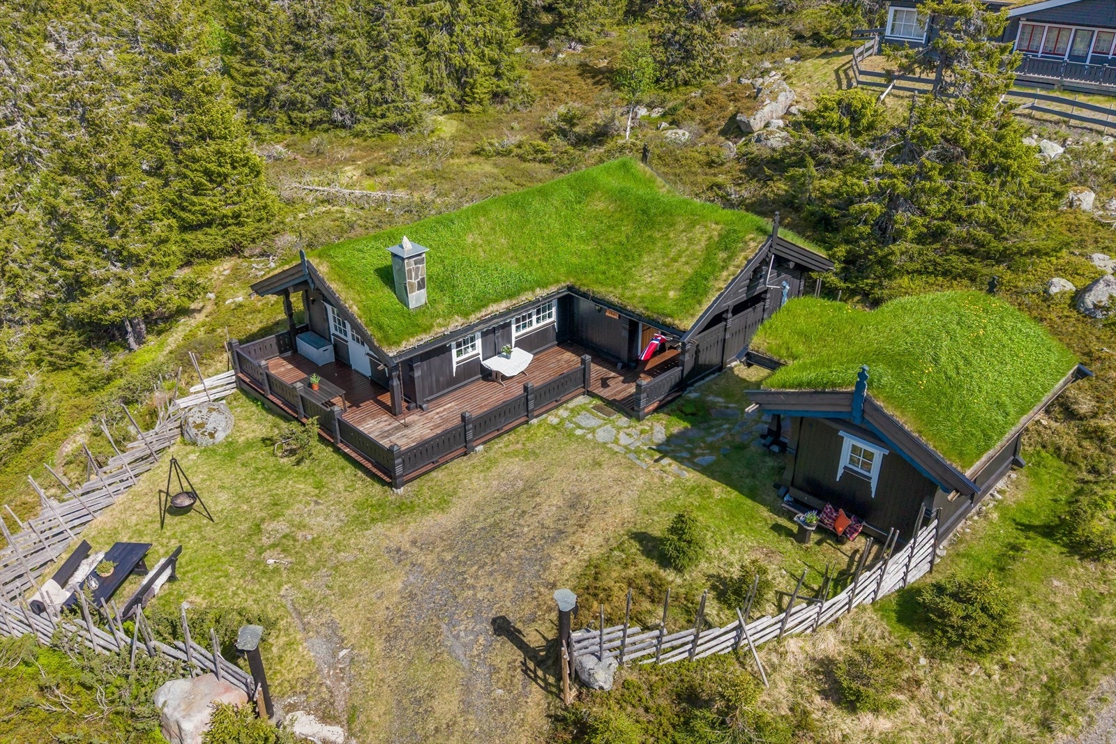 Eiendommen er fint inngjerdet med skigard. Galleribilde