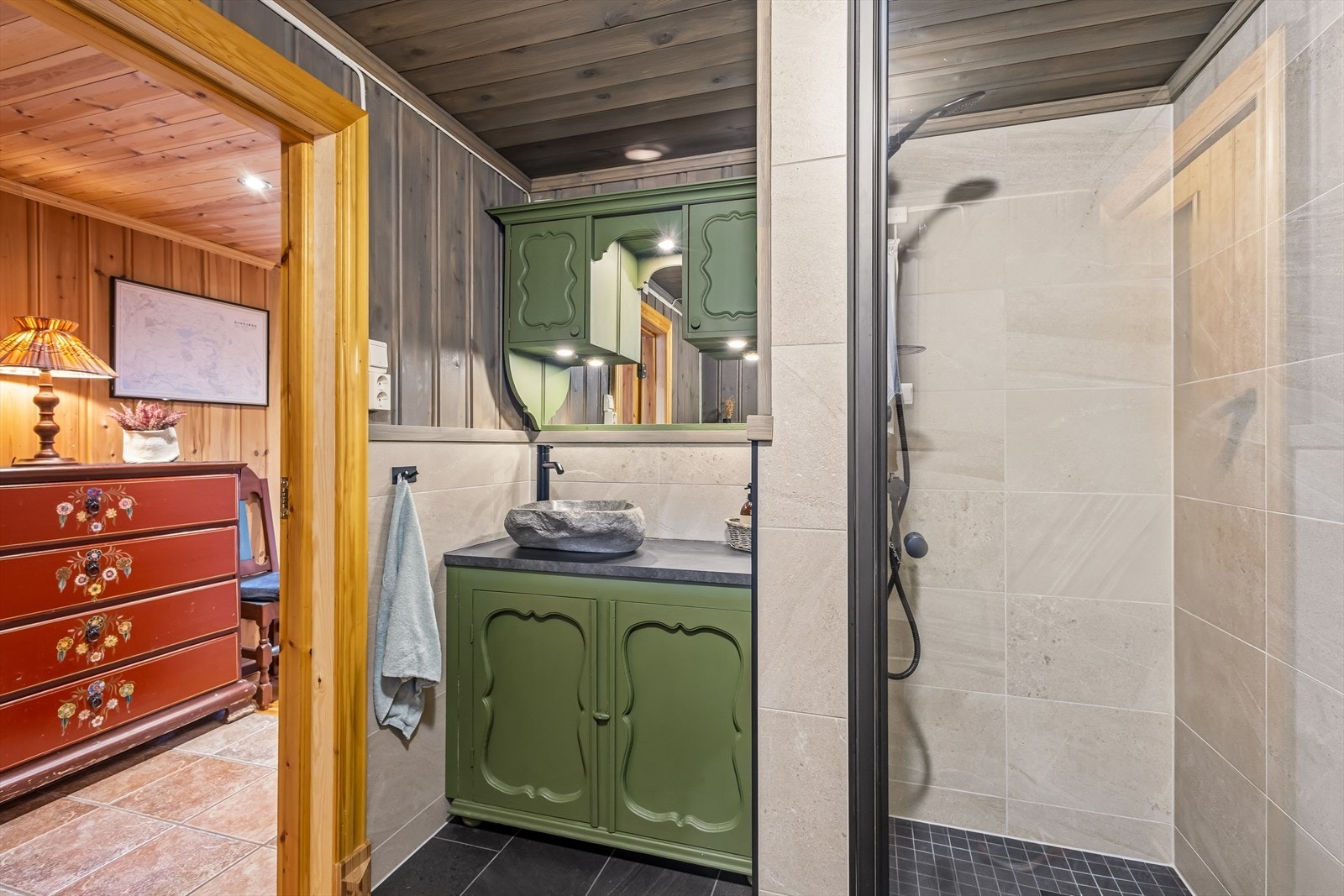 Badet er nylig renovert i 2025 med all dokumentasjon. Store deler av badet er flislagt. Badet har enn innbydende innredning og egen dusjsone. Galleribilde