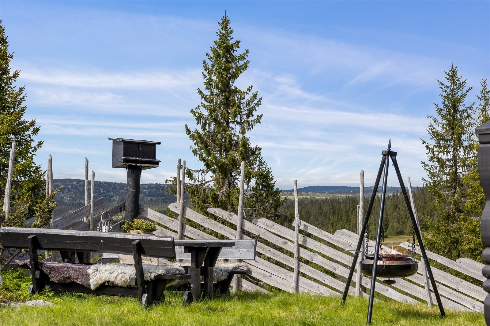 I hagen er det egen sitte gruppe med bålpanne, her kan du nyte flotte sommer dager i ro og harmoni. Galleribilde