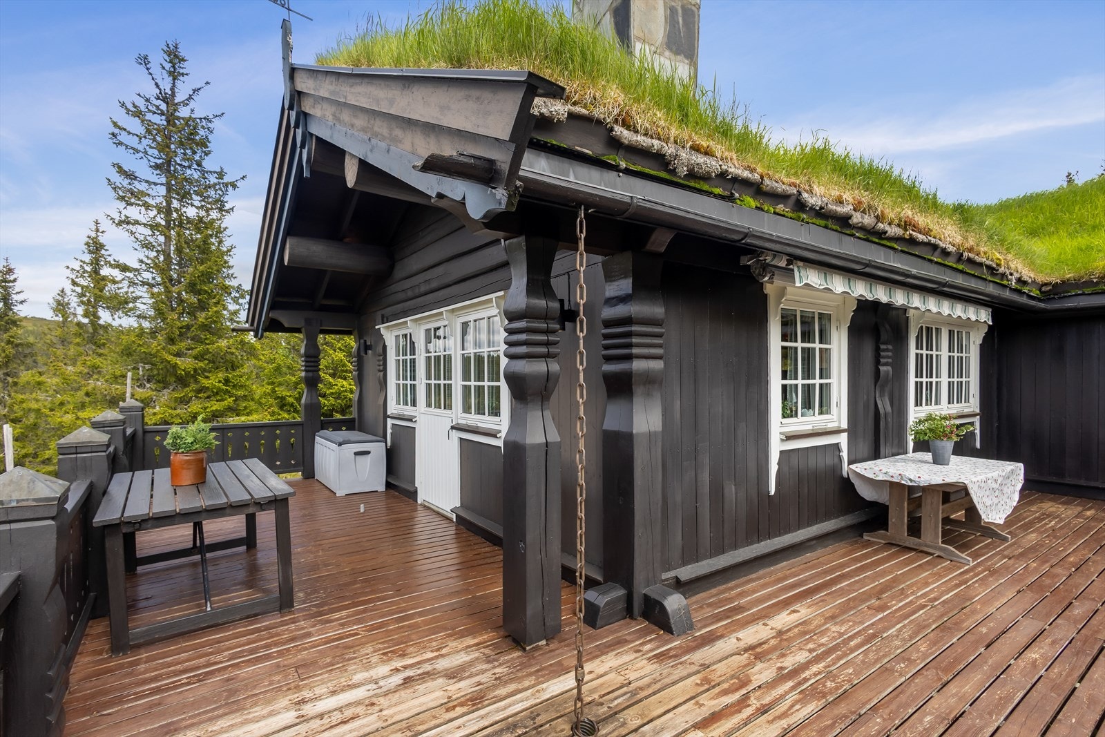 Hytta har en meget romslig terrasse med mange møbleringsmuligheter. Galleribilde