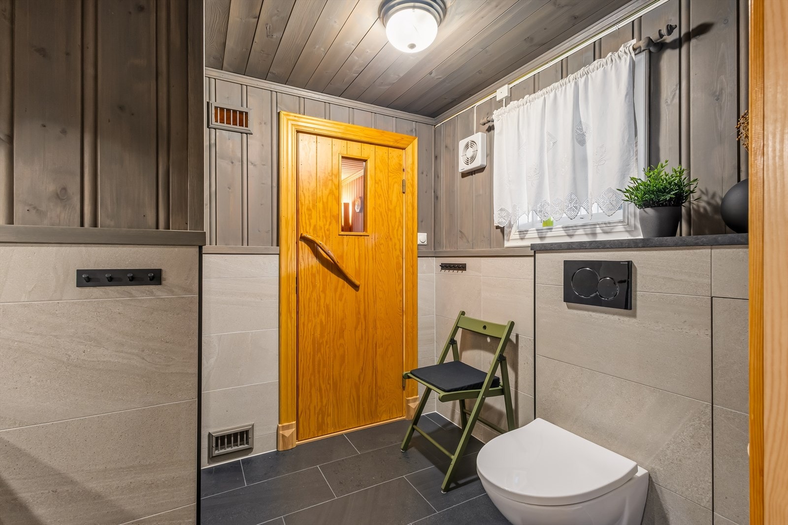 Badet har vegghengt toalett og varmes opp med elektriske varmekabler. Galleribilde