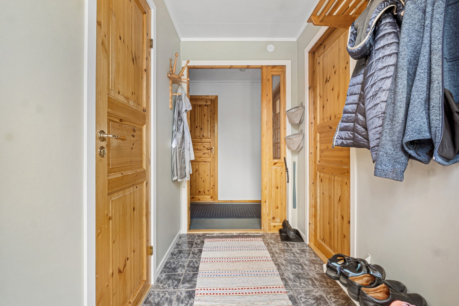 Lys og funksjonell entré i boligens hovedetasje. Galleribilde