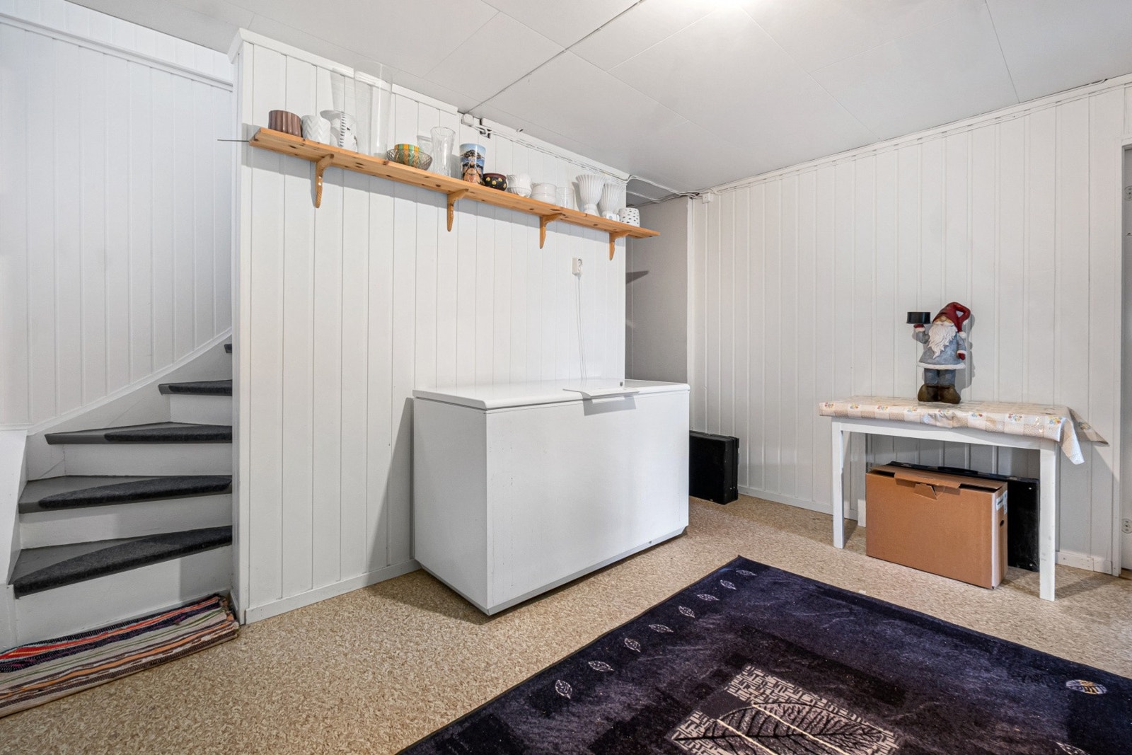 Trapperom og hall i kjelleretasjen. Galleribilde