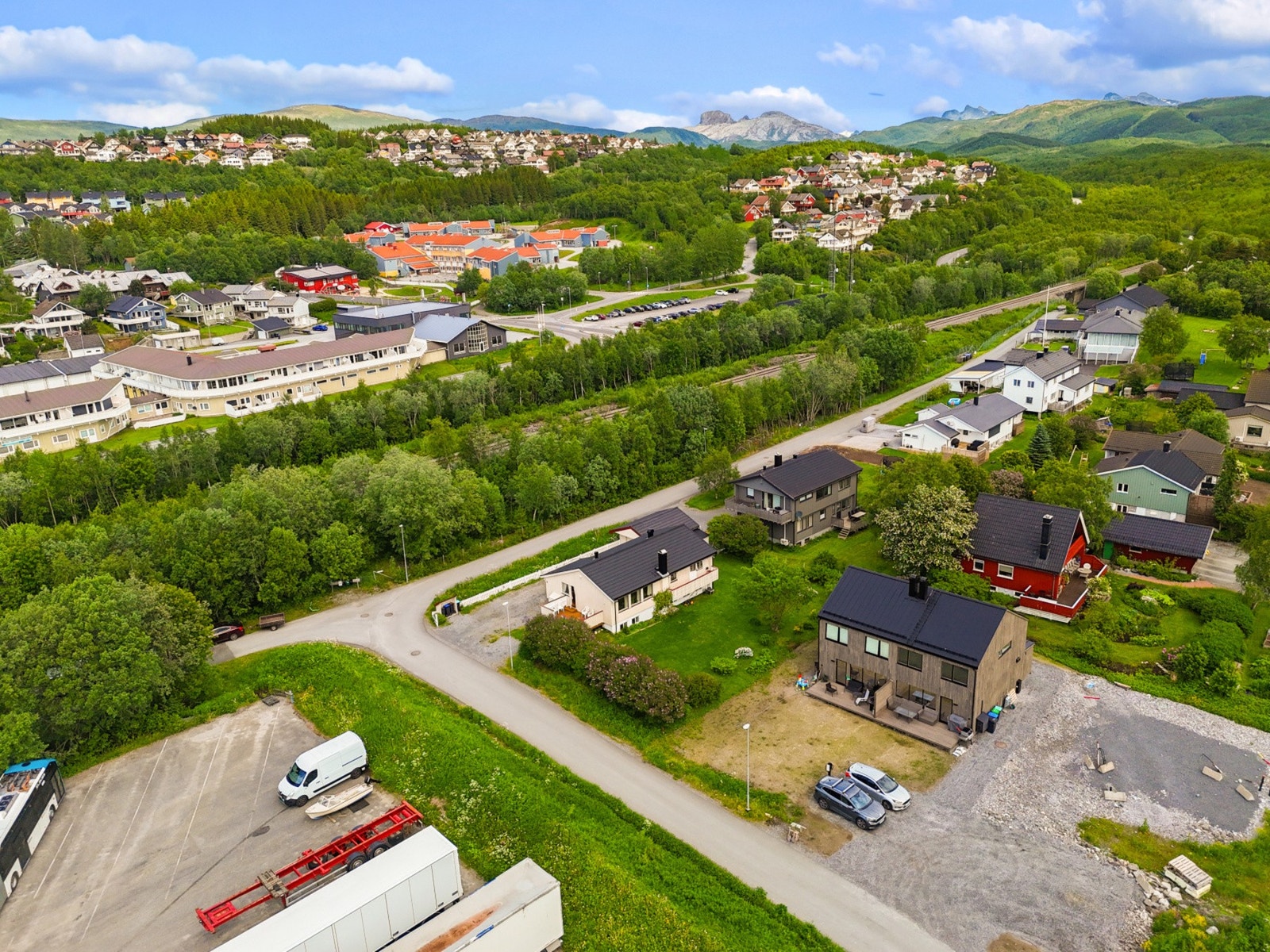 Her bor du med umiddelbar nærhet til skog og mark, med turmuligheter rett utenfor døren. Galleribilde