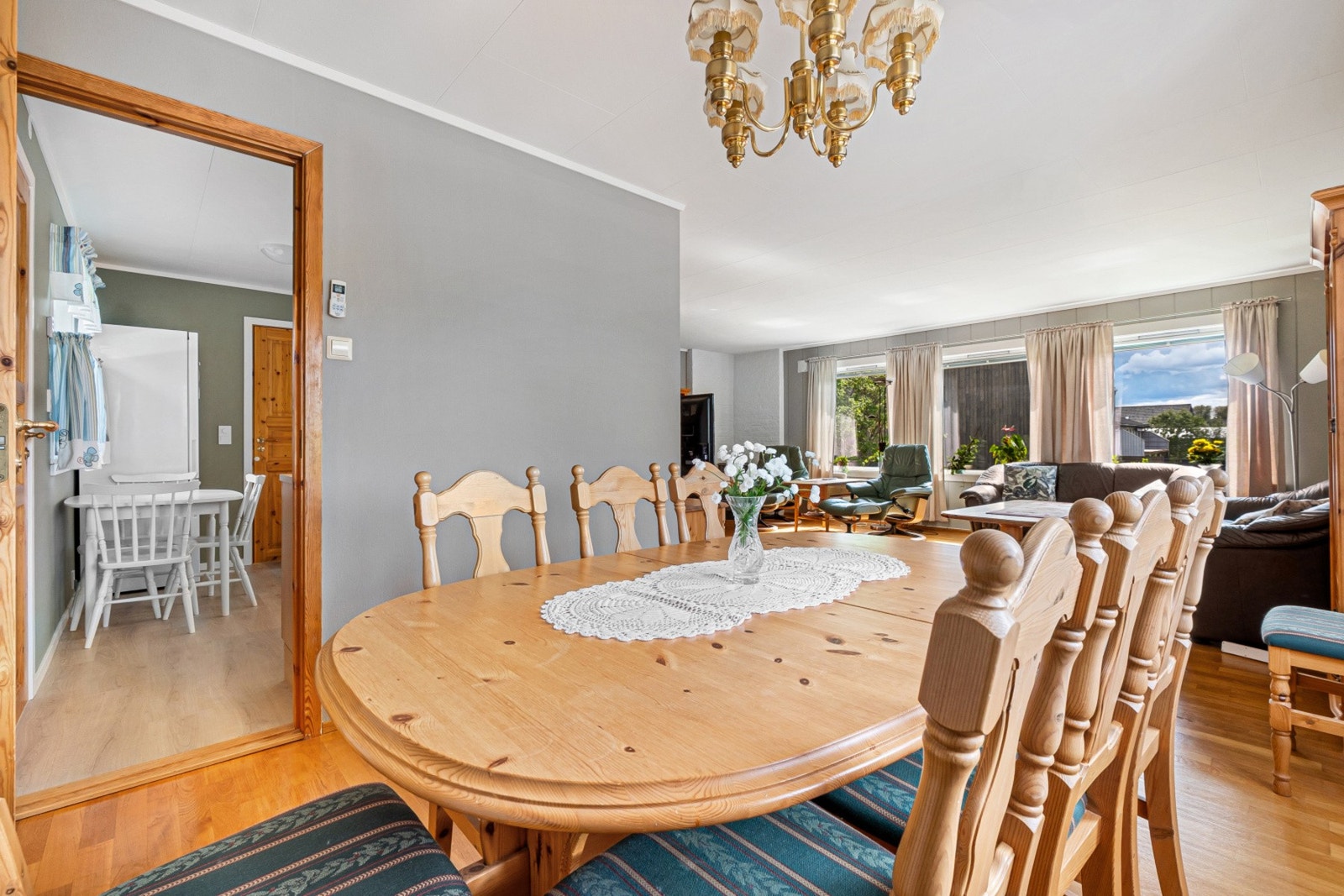 Stuen har god plass til både spisebord og en romslig sofagruppe. Galleribilde
