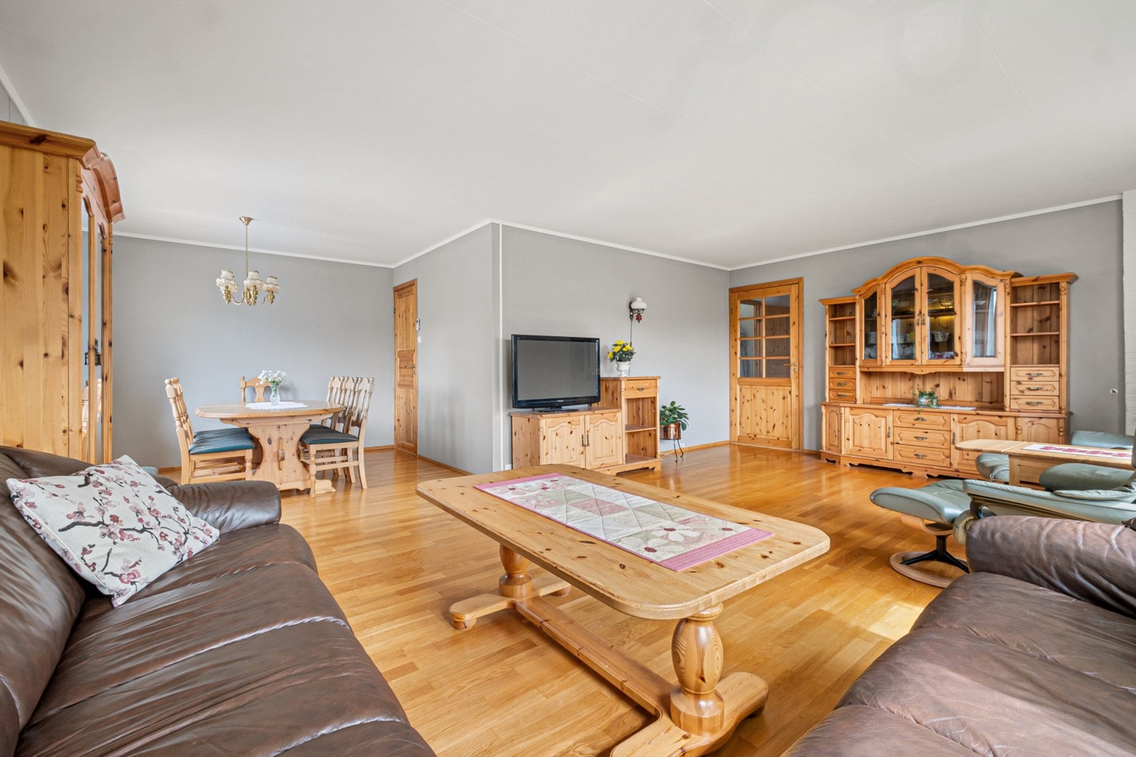 Stuen er boligens naturlige samlingspunkt for hele familien. Galleribilde