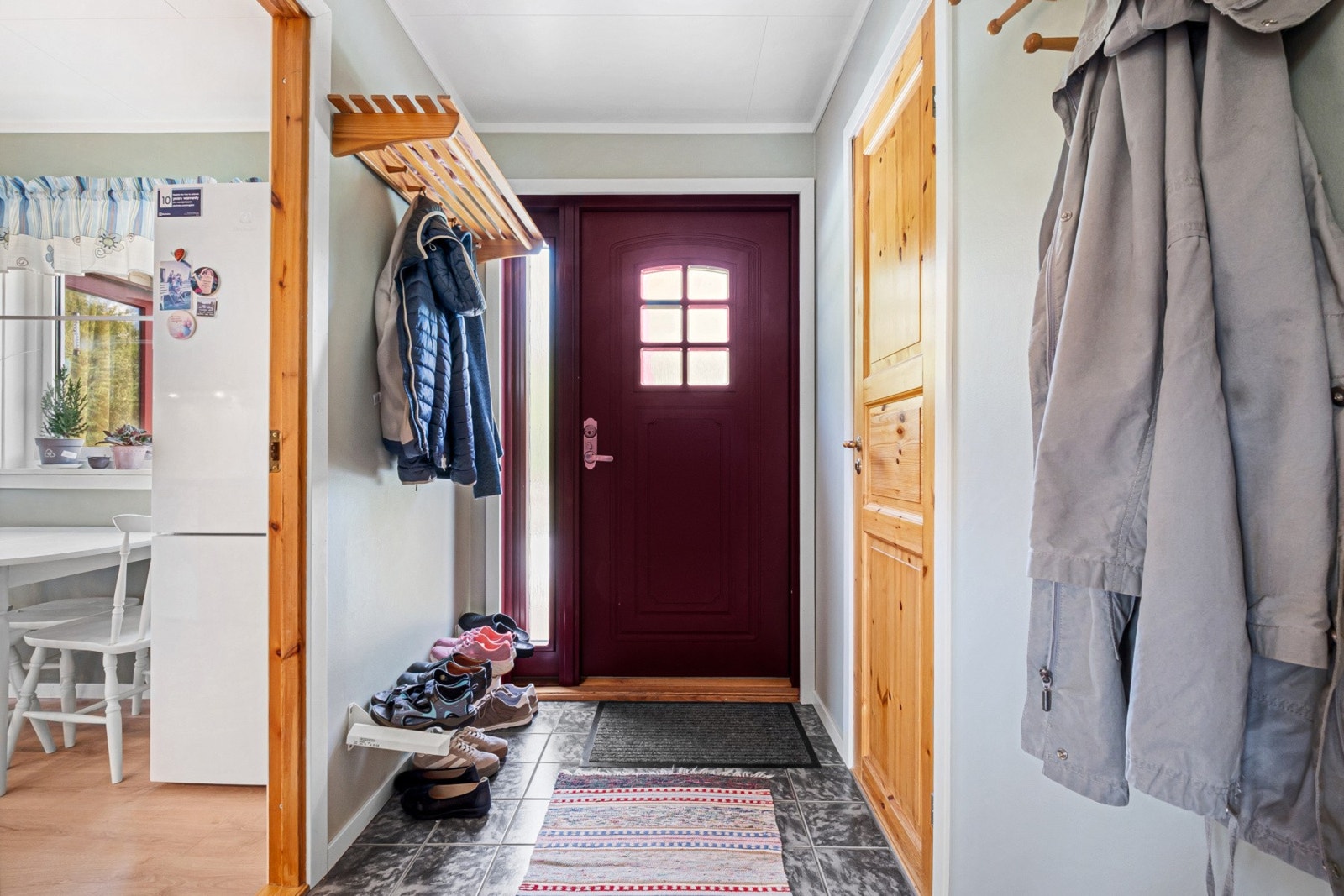 Entré med plass til å henge fra seg yttertøy. Galleribilde