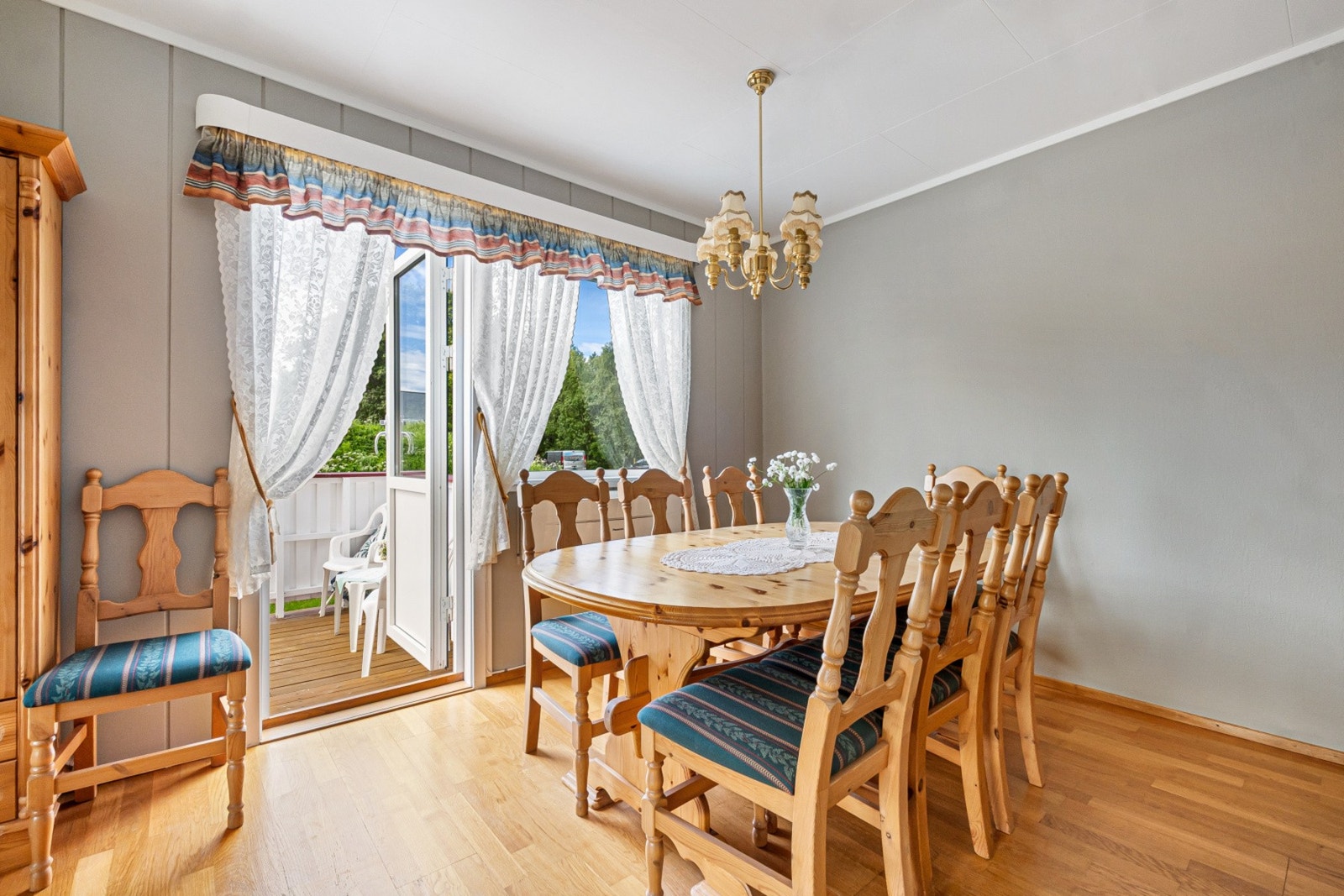 Fra spisestuen er det direkte utgang til en av boligens to terrasse med tilhørende hage. Galleribilde