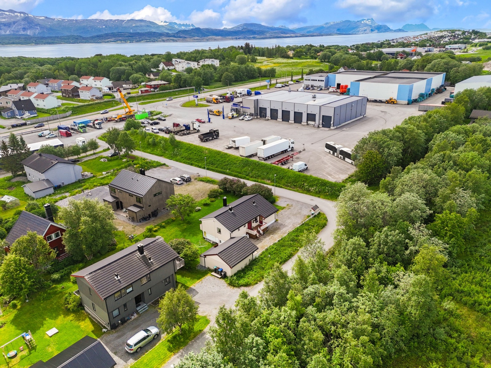 Dagligvarehandelen gjøres enkelt hos Rema 1000, kun fem minutters gange unna. Galleribilde