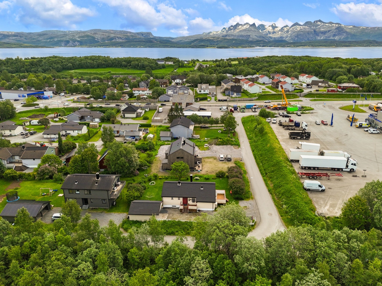 Beliggenheten på Bertnes gir nærhet til både byens fasiliteter og flotte naturopplevelser. Galleribilde