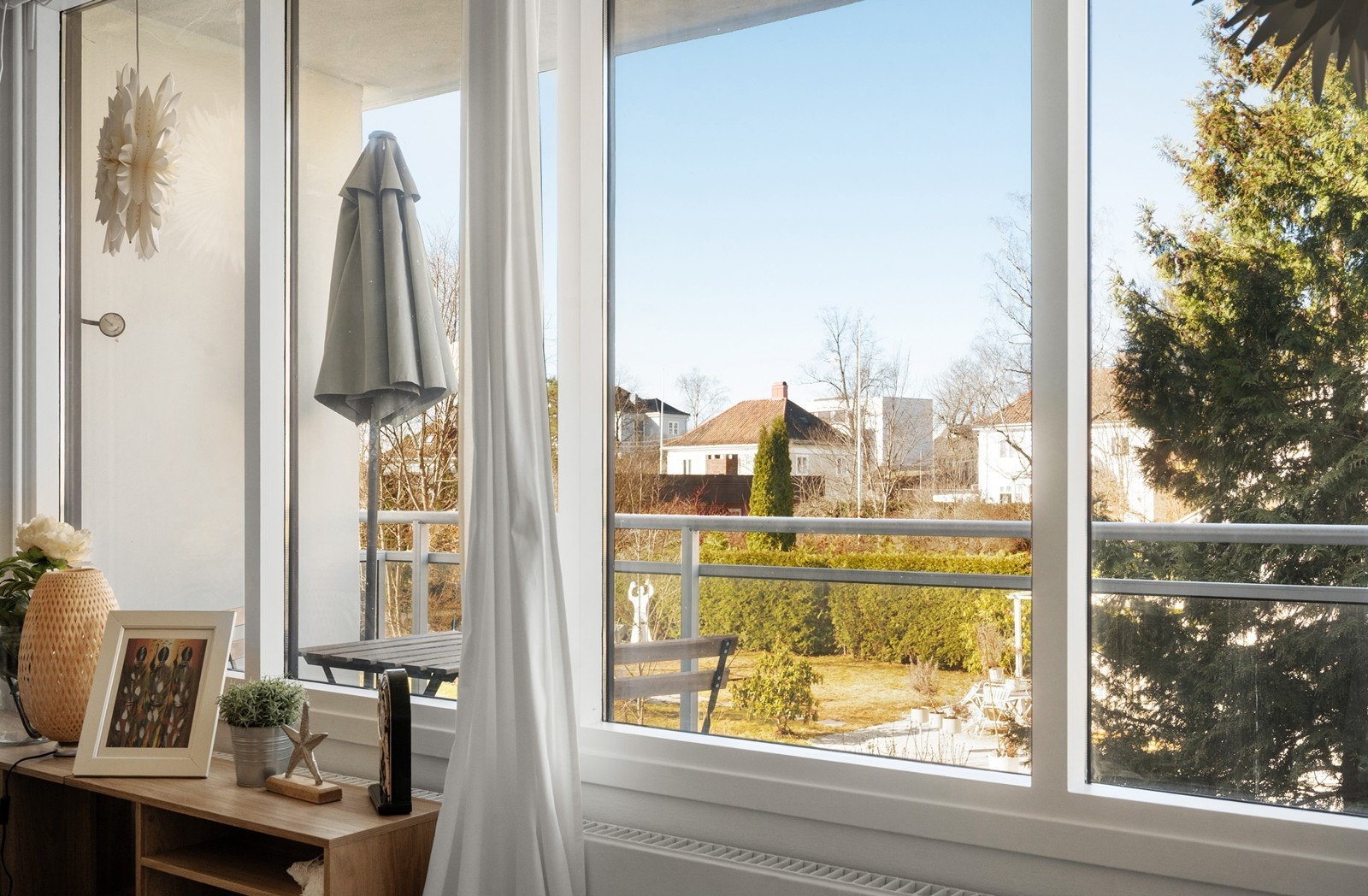 Fint utsyn over villaområde fra balkong og leiligheten Galleribilde