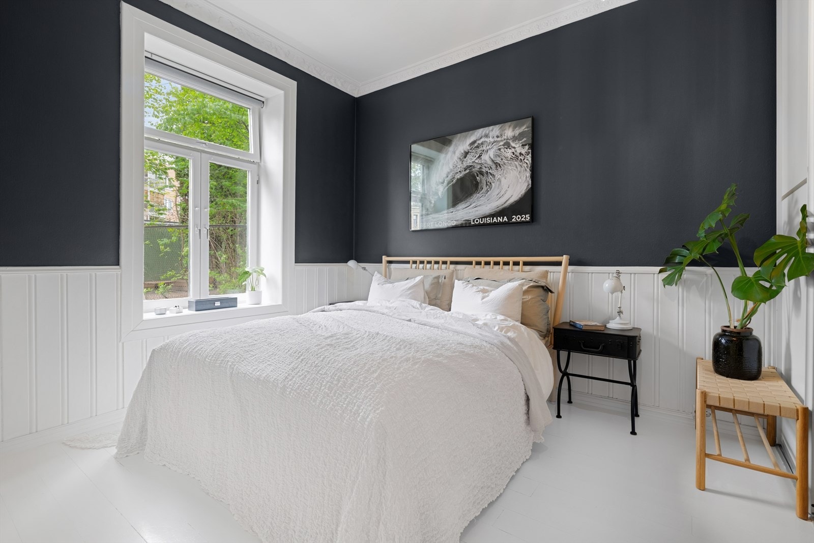 Fra kjøkkenet kommer du videre til boligens hovedsoverom som vender ut mot bakgården. Her er det god plass til en stor dobbeltseng og nattbord. Galleribilde