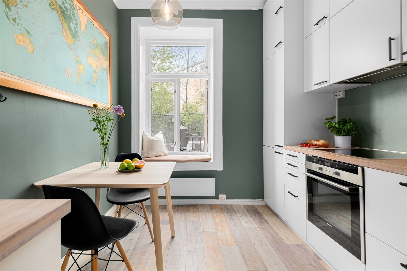Den store arbeidsflaten vil den som kokkelerer sette pris på. Det er plass til et koselig frokostbord ved vinduet - Perfekt for raske frokoster i farta! Galleribilde