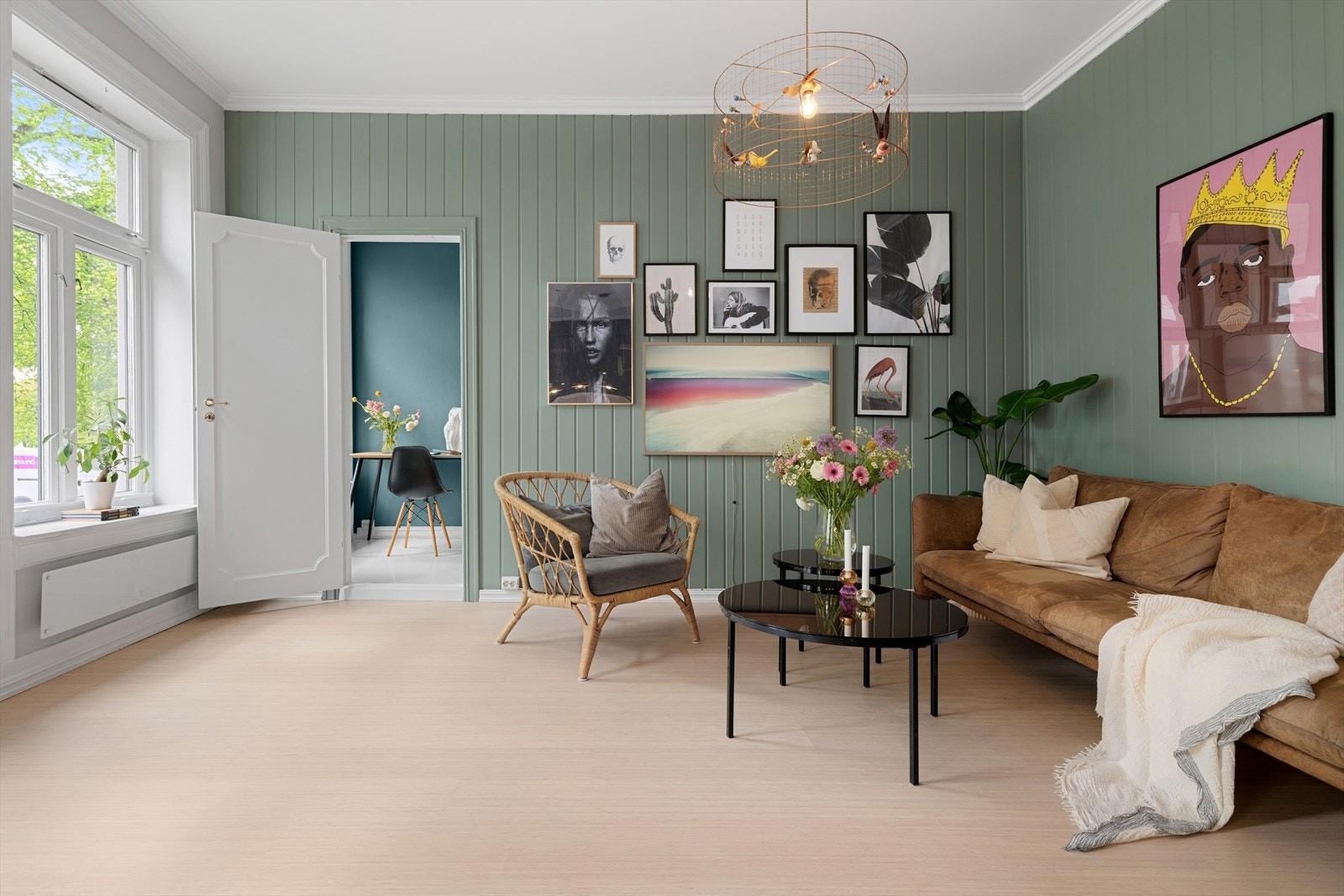 Stuen er lys og romslig med god plass til avslapning og hygge. Klassiske elementer som god takhøyde og store vindusflater tilfører leiligheten en perfek dose sjarm og sjel. Galleribilde