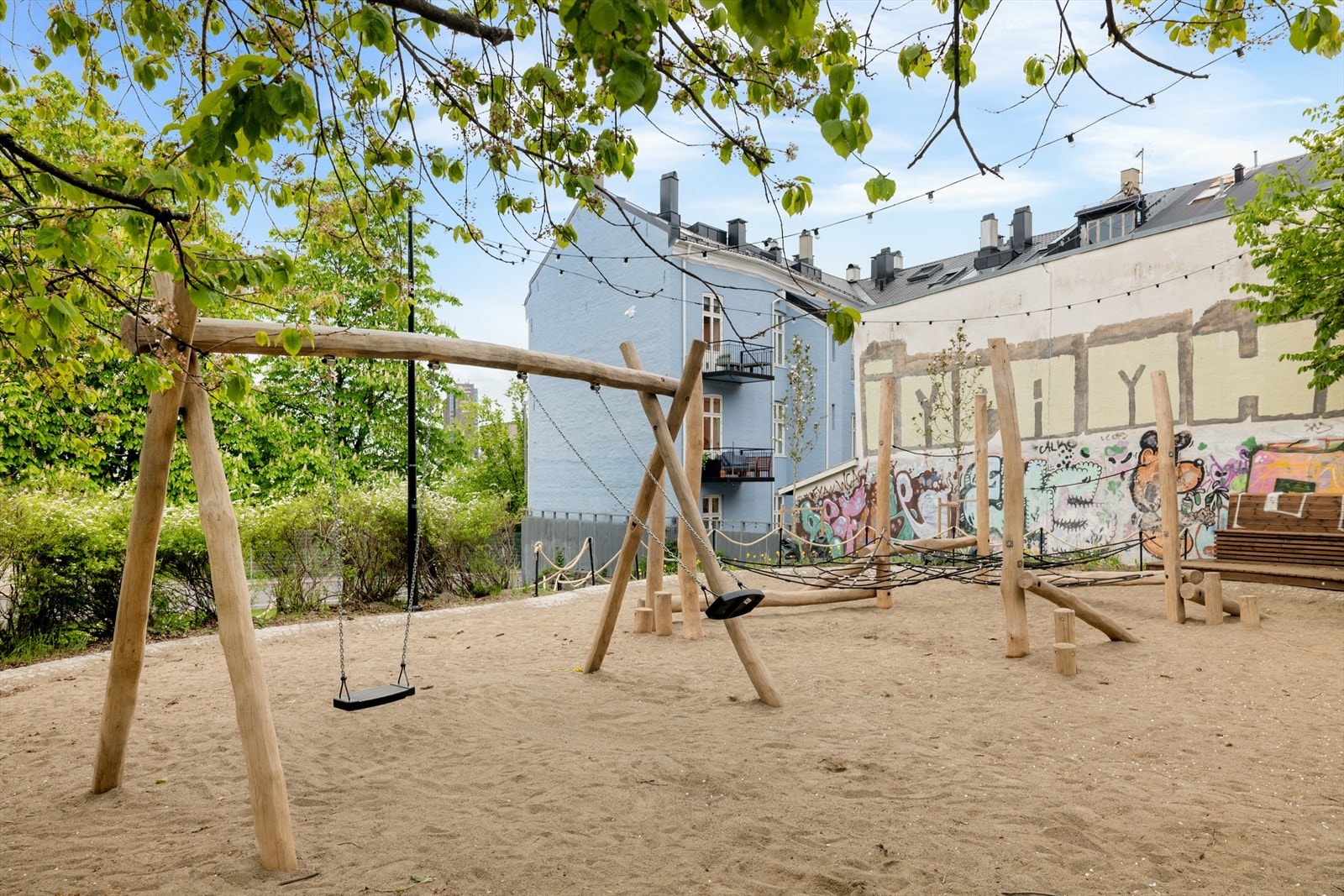 Lekeplass i Arups gate for de små! Det er kort avstand til både skole og barnehager, noe som gjør hverdagen effektiv. Galleribilde