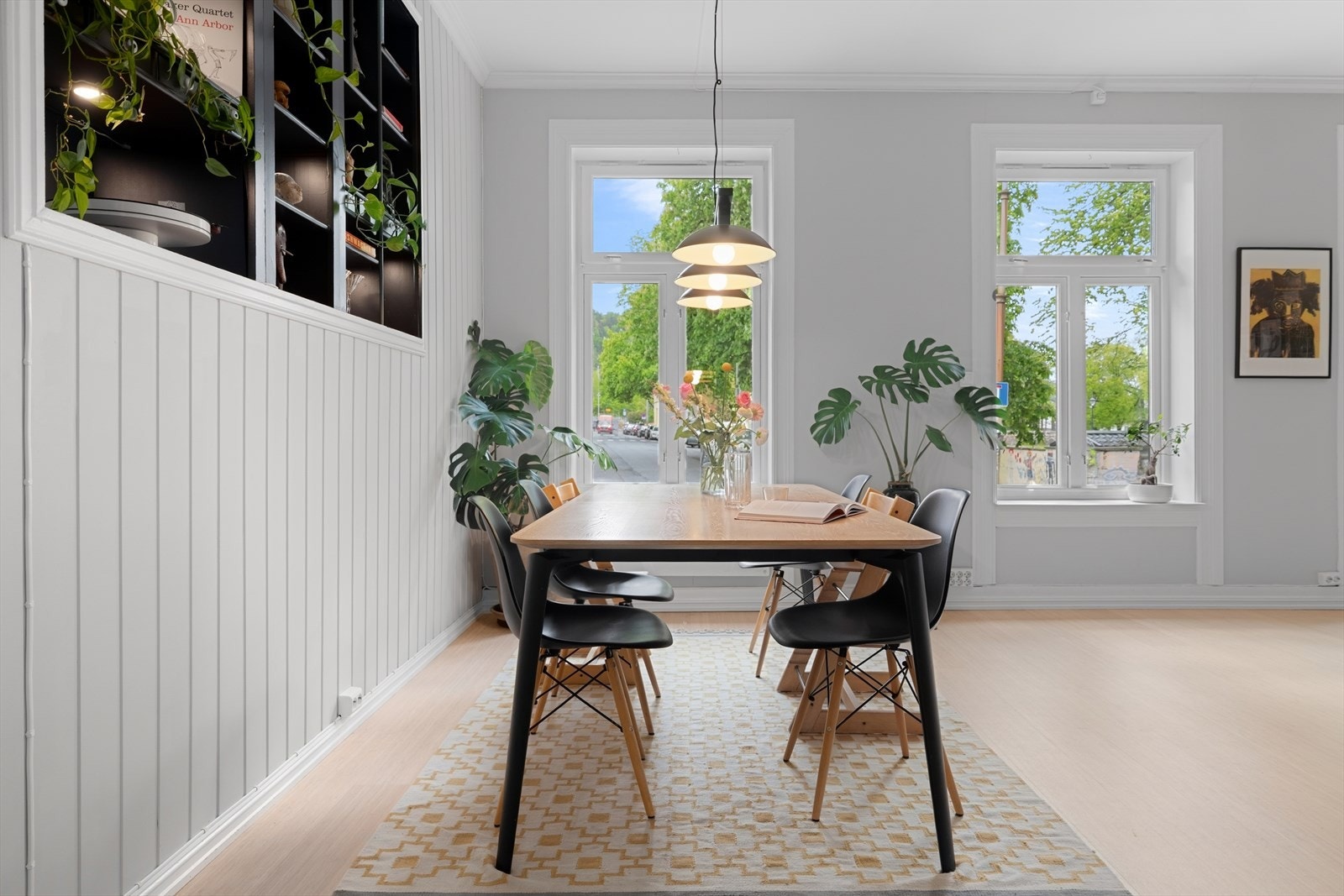 "Boligens utforming med stor stue gir god plass til langbord på 3 meter, noe vi har hatt stor glede av. Med en åpen løsning inn til kjøkkenet føles avstanden kort, samtidig som oppvasken ikke kan sees mens vi spiser" -Selger Galleribilde