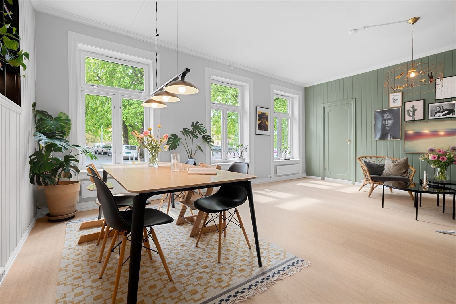 Rekken med vindusflater gjør at omgivelsene utenfor blir invitert inn i boligen, og gir deg en unik og frodig opplevelse av årstidene. Galleribilde