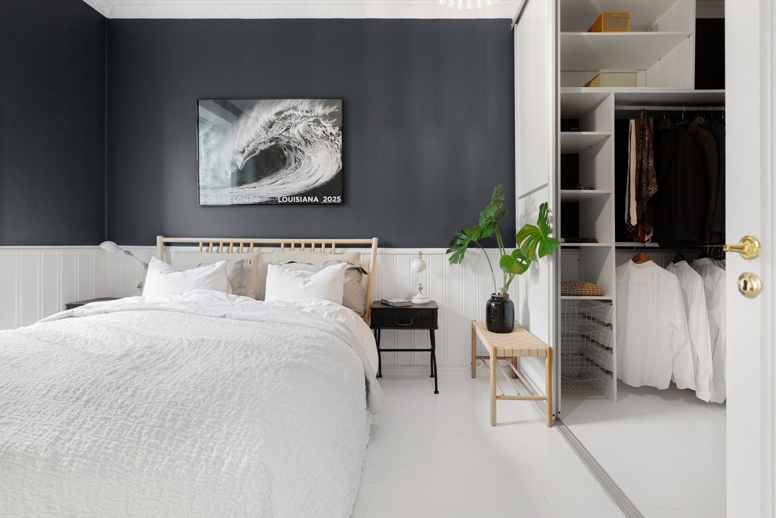 Fra soverommet har du tilgang til en stor walk-in garderobe som enkelt kan åpnes og lukkes med skyvedører. Galleribilde