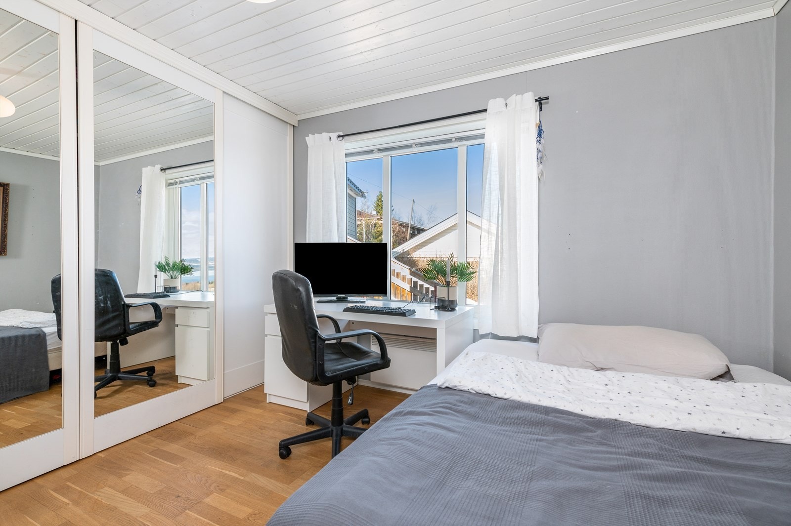 Soverom med plass til seng, kontorplass og oppbevaring. Galleribilde