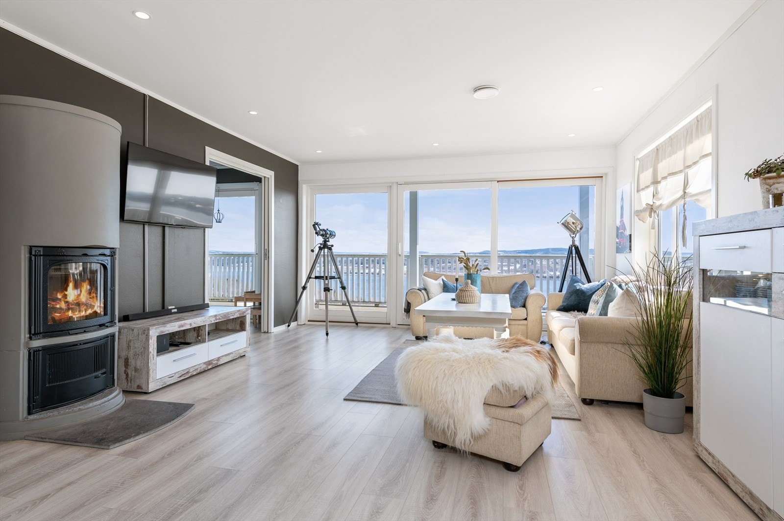 Stuen i hovedetasjen har store vindusflater som slipper inn rikelig med dagslys og rammer inn utsikten. Galleribilde