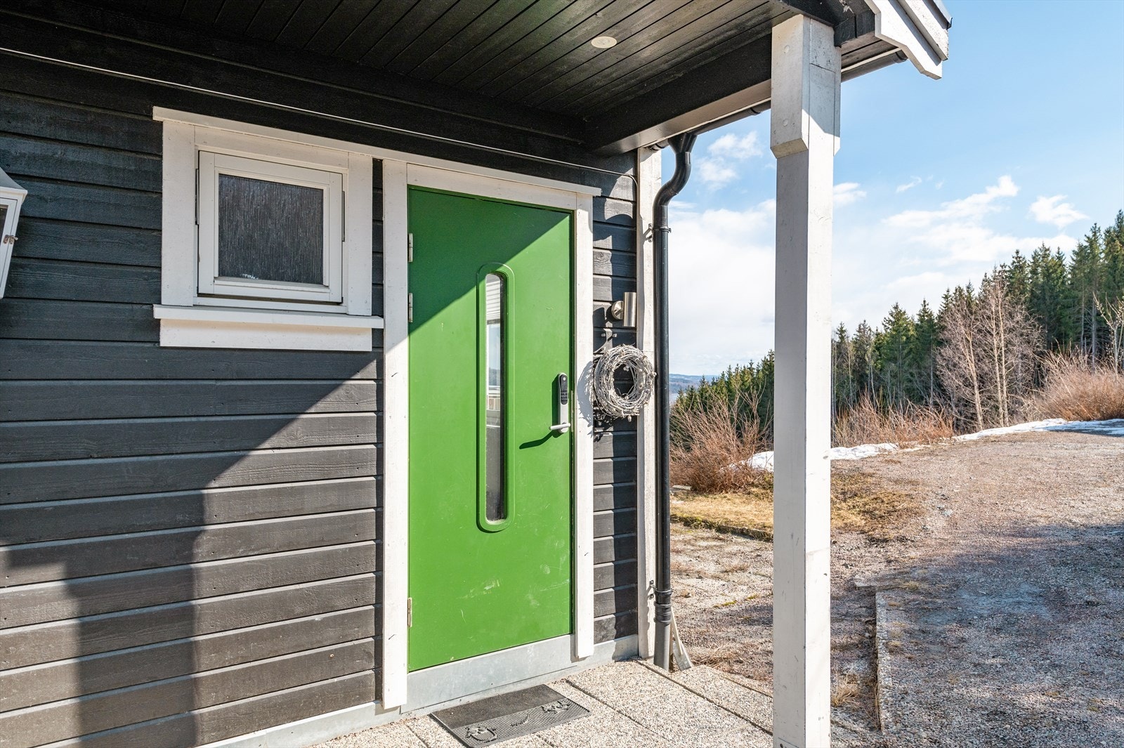 Overbygget inngangsparti som leder inn til boligens hoveddel. Galleribilde