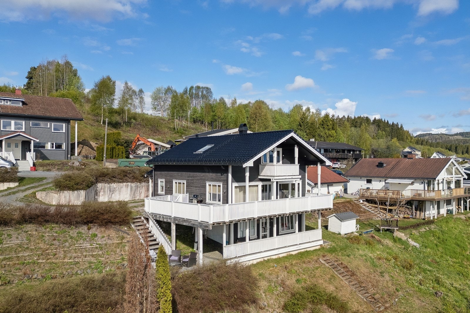En innholdsrik enebolig med separat leilighet og imponerende utsikt over Mjøsa. Galleribilde