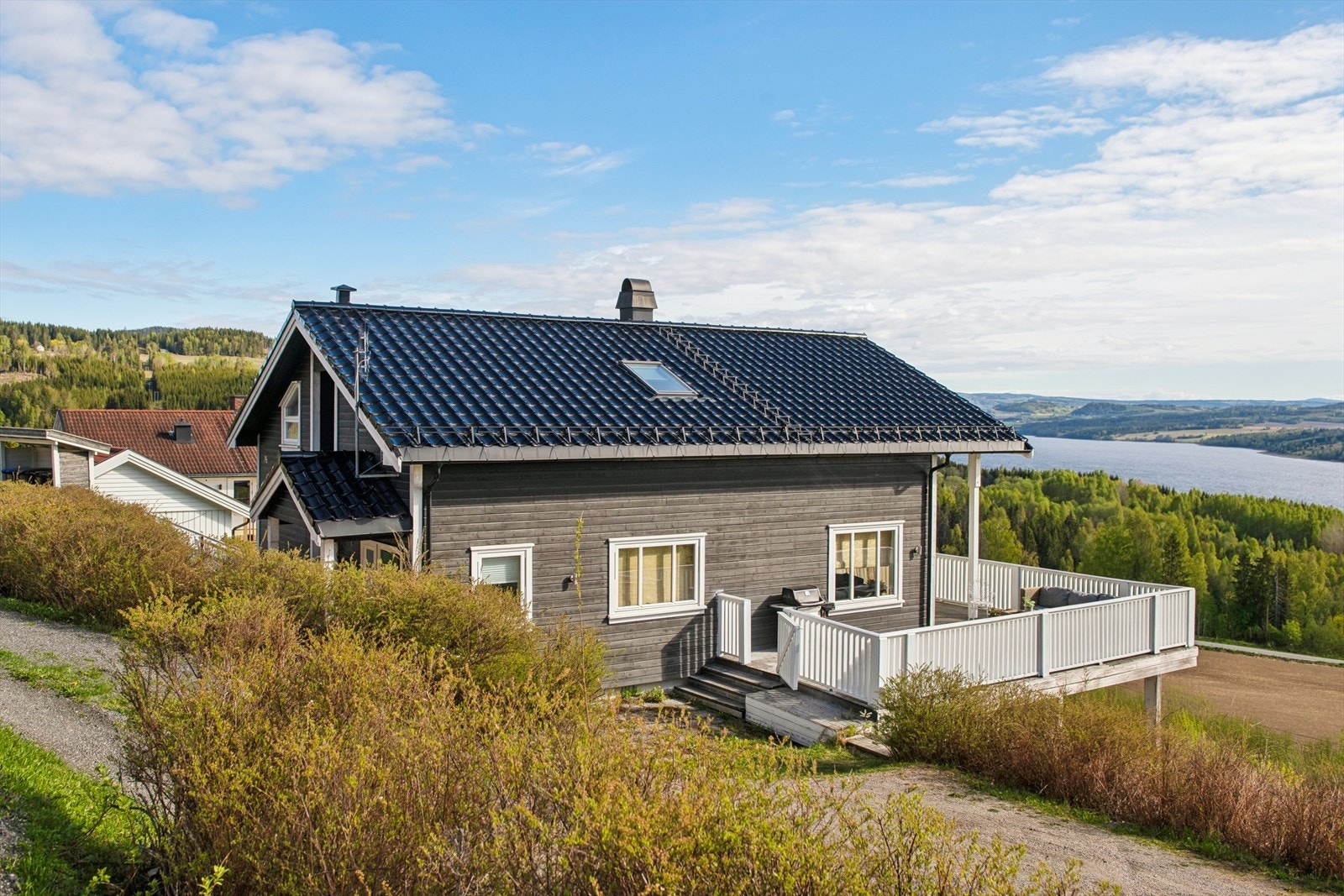 Velkommen til denne innholdsrike eneboligen på Ulsrud! Galleribilde
