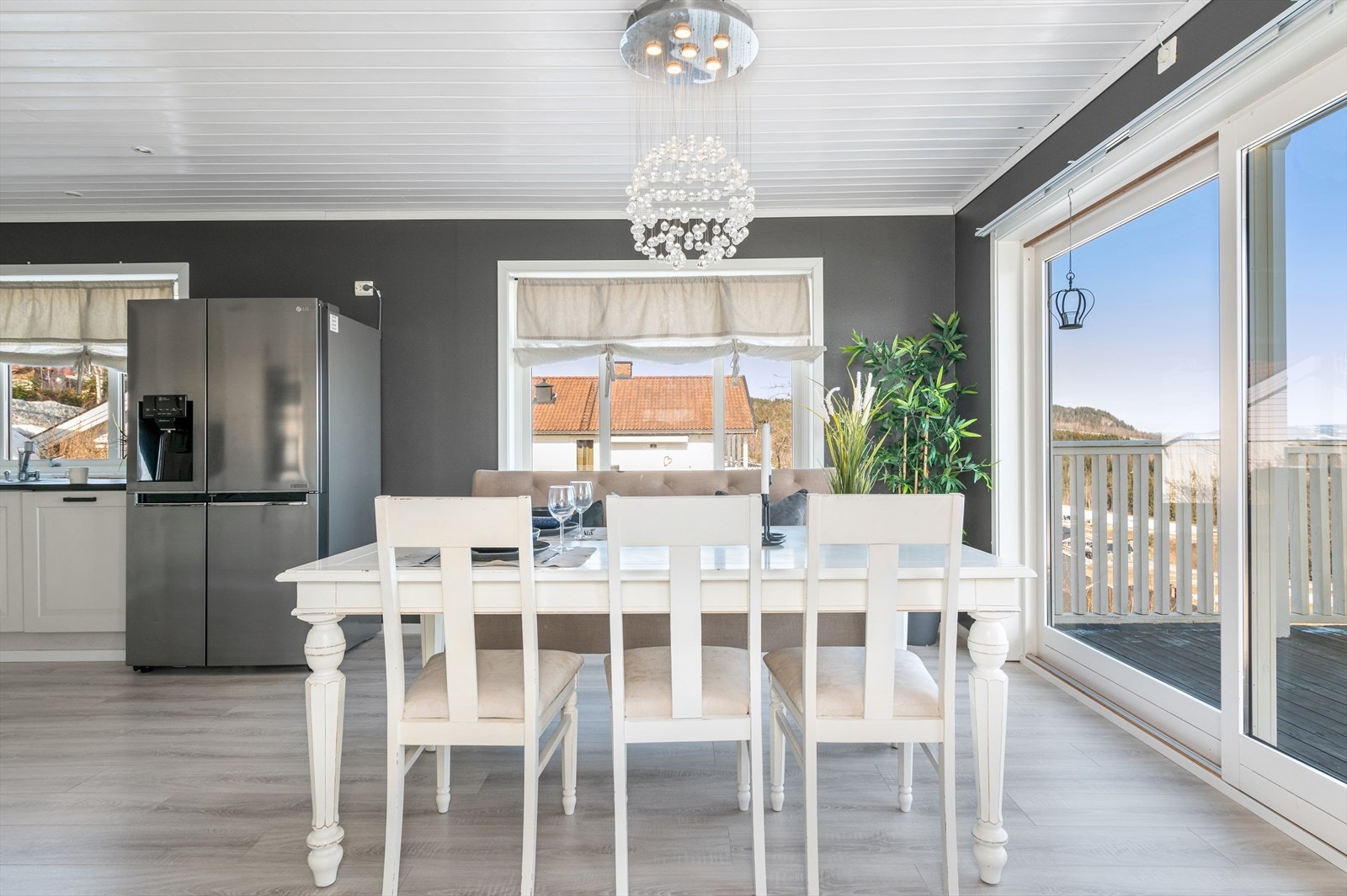 Spisestuen har god plass til langbord og direkte utgang til terrassen. Galleribilde
