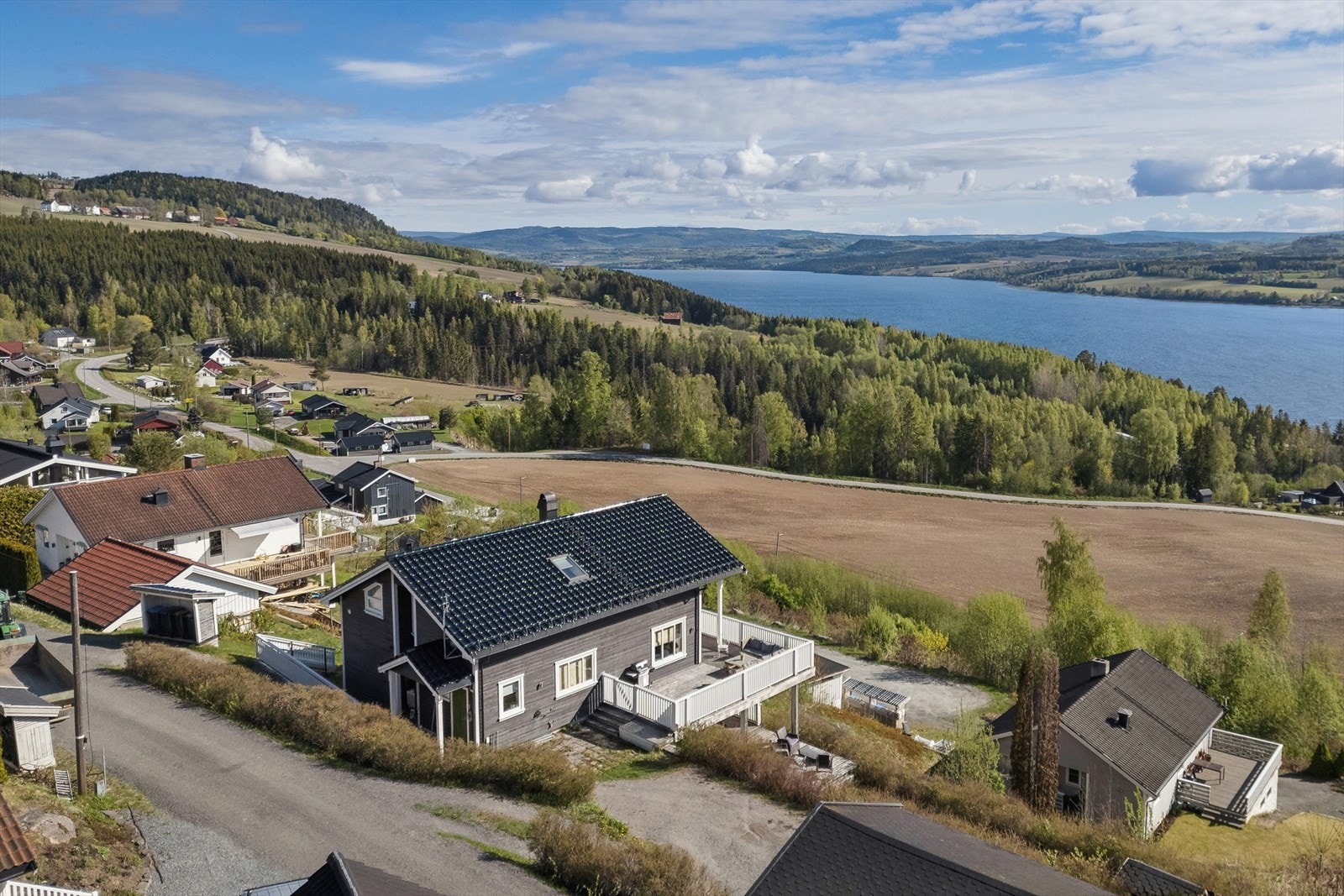 Eiendommen ligger i et rolig og veletablert nabolag, hovedsakelig bestående av eneboliger. Galleribilde