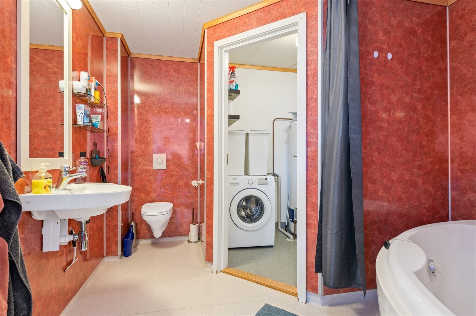 Badet i underetasjen har badekar og er tilknyttet rom innredet som vaskerom. Rommet er ikke godkjent, se pkt om ferdigattest. Galleribilde