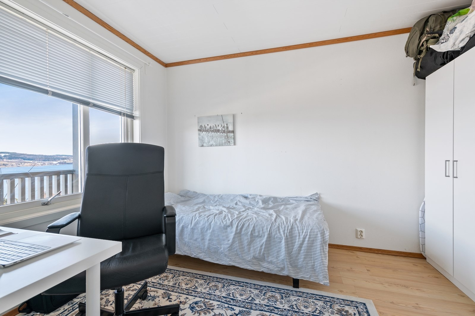 Soverom med plass til seng og arbeidsbord. Galleribilde