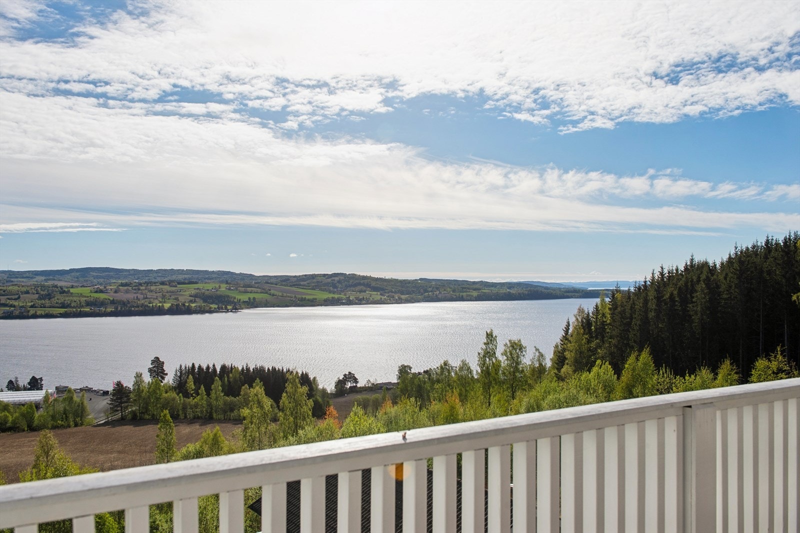Den vidstrakte utsikten over Mjøsa er et av eiendommens fremste kvaliteter. Galleribilde