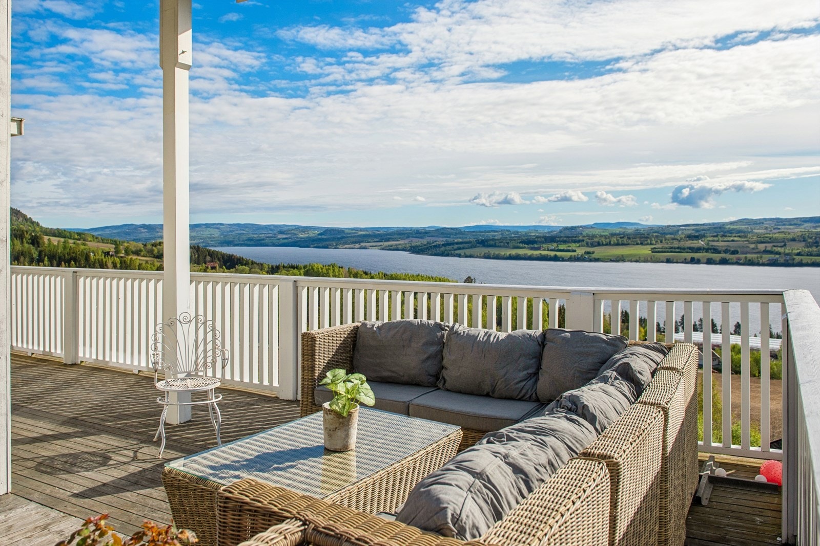 Utsikten fra terrassen er upåklagelig, med fritt utsyn over vannet og landskapet. Galleribilde