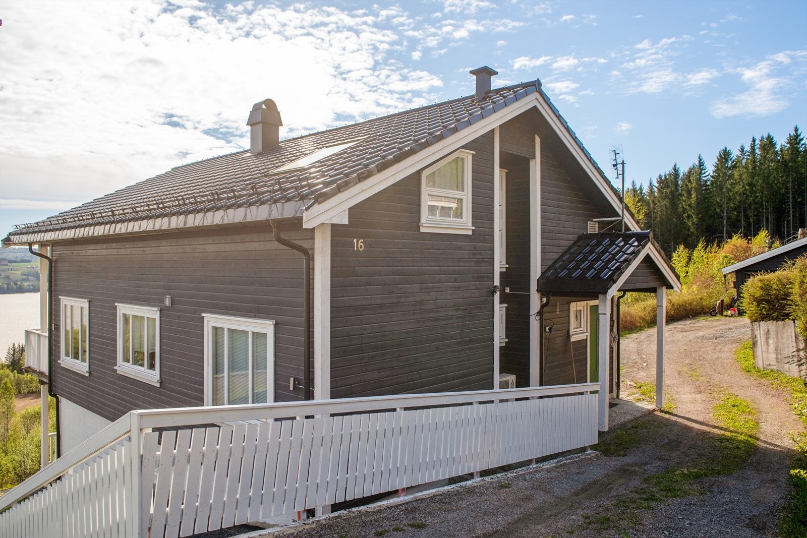 Boligen har en mørk trekledning som står i fin kontrast til de hvite detaljene. Galleribilde