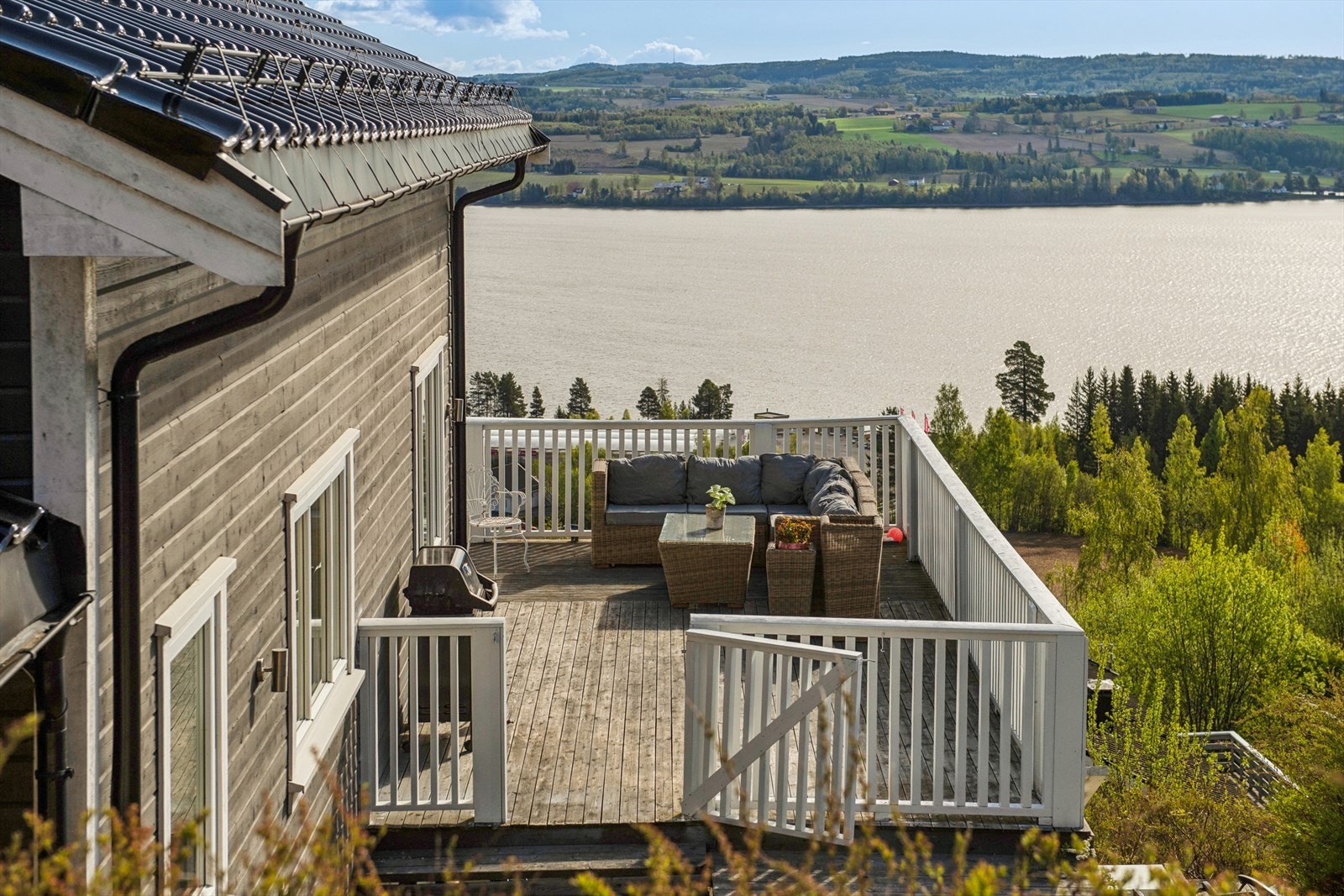 Eiendommen har store terrasser og uteplasser med en fantastisk utsikt over Mjøsa og det omkringliggende landskapet. Galleribilde