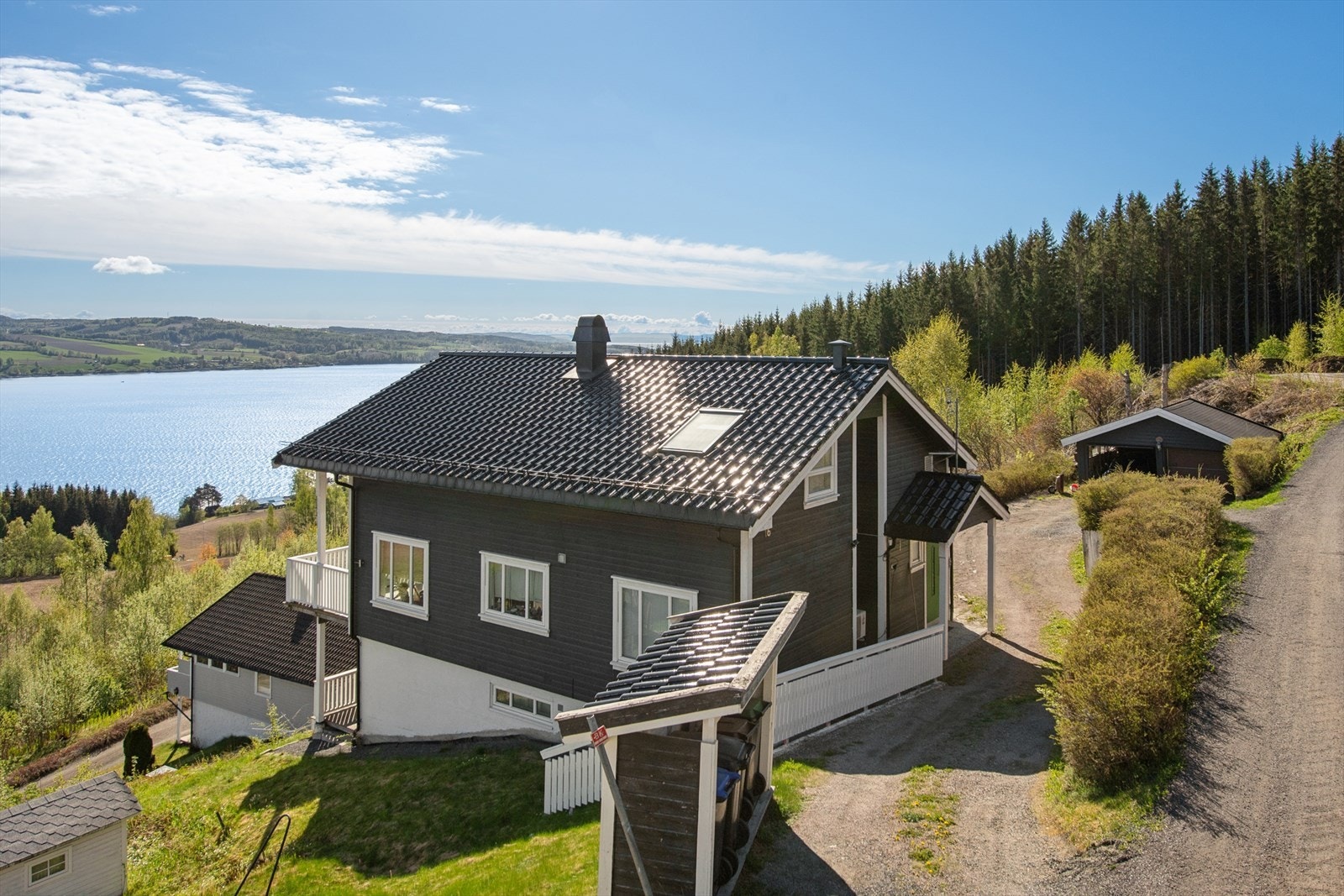 Boligen ligger høyt og fritt i et etablert og barnevennlig boligområde, med kort vei til både natur og bymessige fasiliteter. Galleribilde